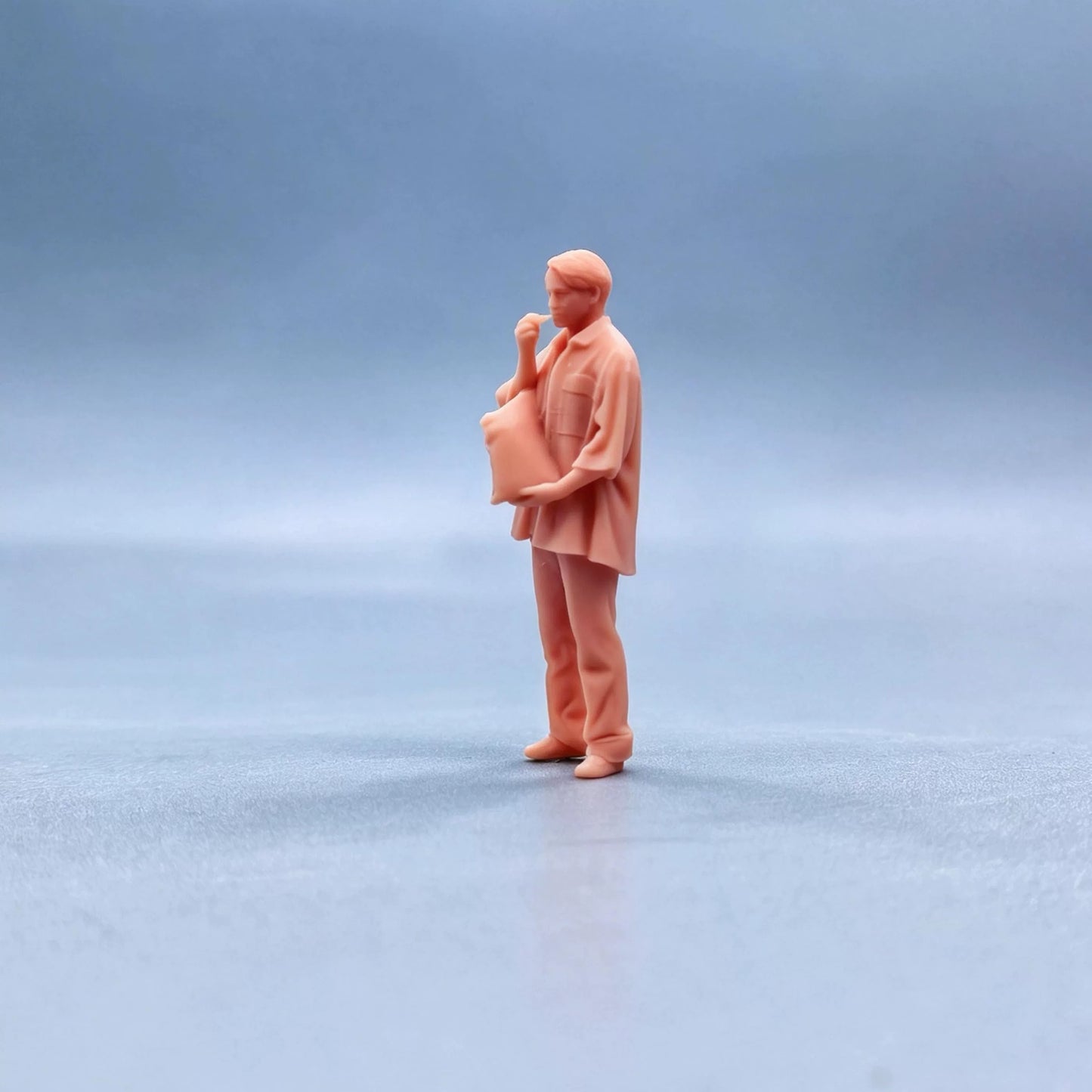 1/64 1/43 Figurines Scale Model Resin Handsome Guy Eating Potato Chips Uncolored Miniatures Diorama Hand-painted W716