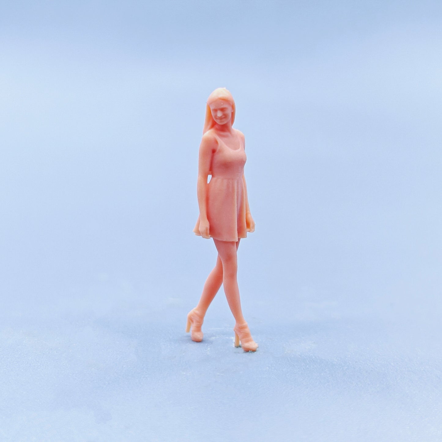 1/64 1/43 Figurines Scale Model Resin High Heels Smiling Walking Posture for Women Uncolored Miniatures Diorama Hand-painted D402