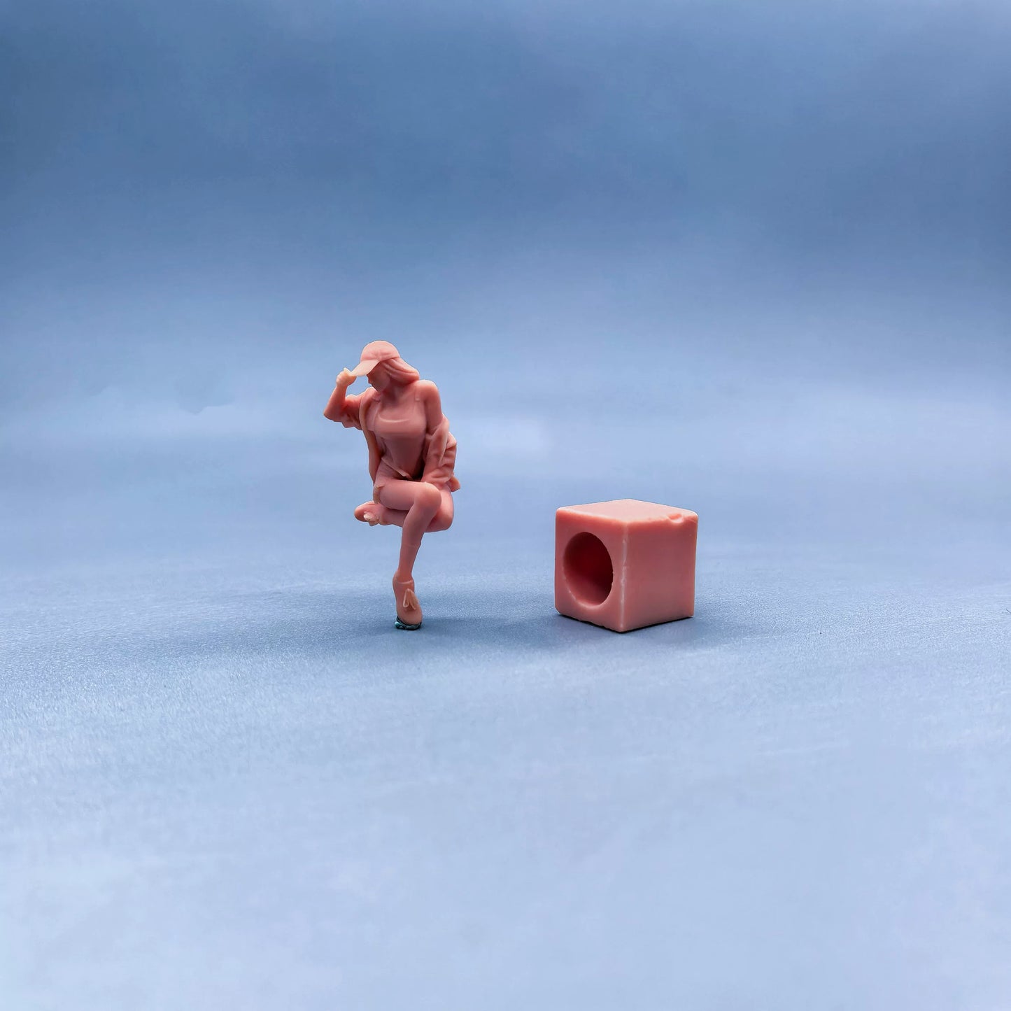 1/64 1/43 Figurines Scale Model Resin Sitting Posture Duckbill Cap Female Uncolored Miniatures Diorama Hand-painted  W701
