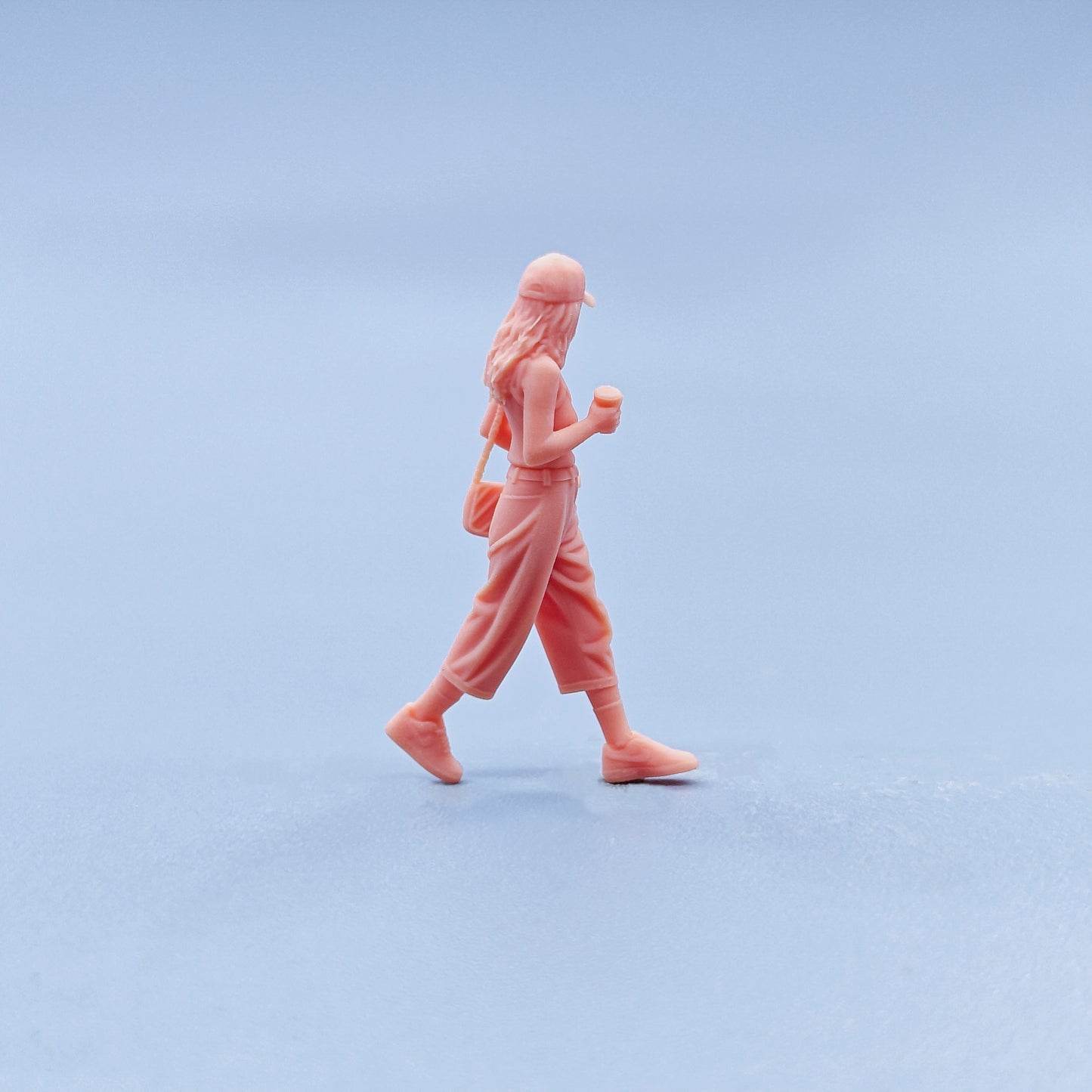 1/64 1/43 Figurines Scale Model Resin Walking Posture Wearing Hat Drinking Coffee Woman Uncolored Miniatures Diorama Hand-painted D702