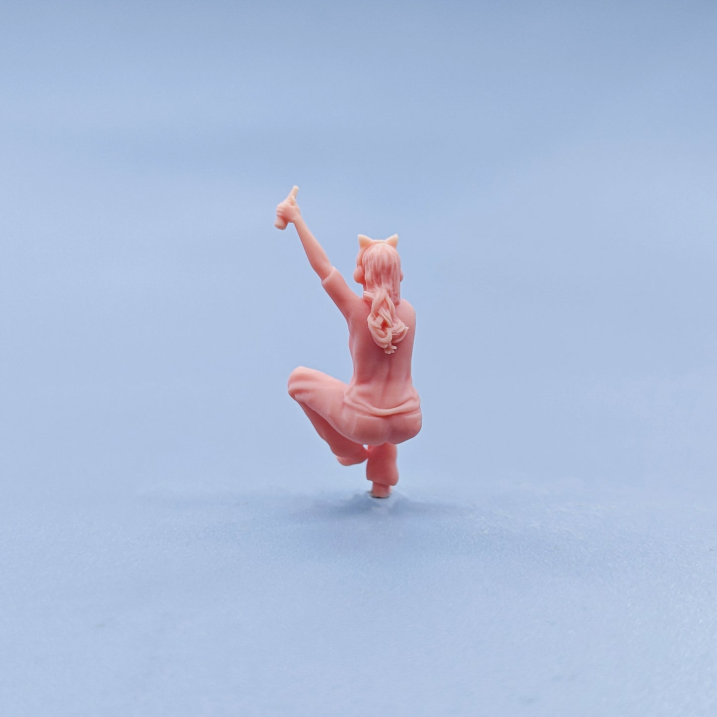 1/64 1/43 Figurines Scale Model Resin Girl Holding  Wine and Wearing Headphones Uncolored Miniatures Diorama Hand-painted D728