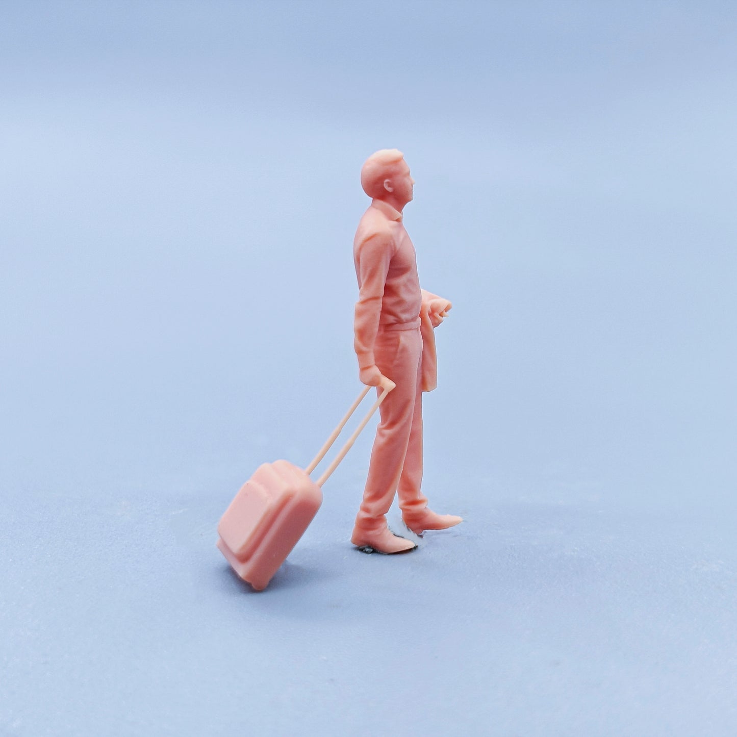 1/64 1/43 Figurines Scale Model Resin Hand Dragging Luggage with Clothes, Male Uncolored Miniatures Diorama Hand-painted D424