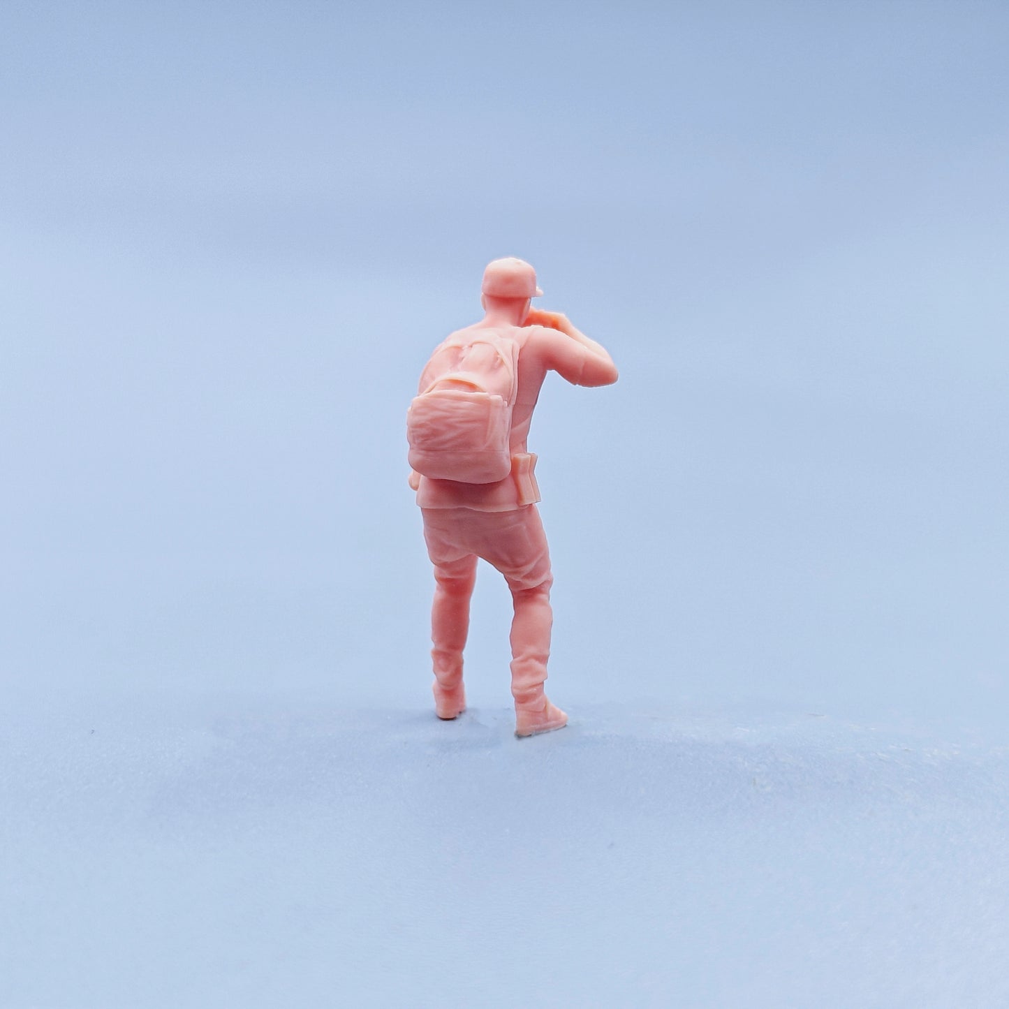 1/64 1/43 Figurines Scale Model Resin Backpack Photography Male Uncolored Miniatures Diorama Hand-painted D729