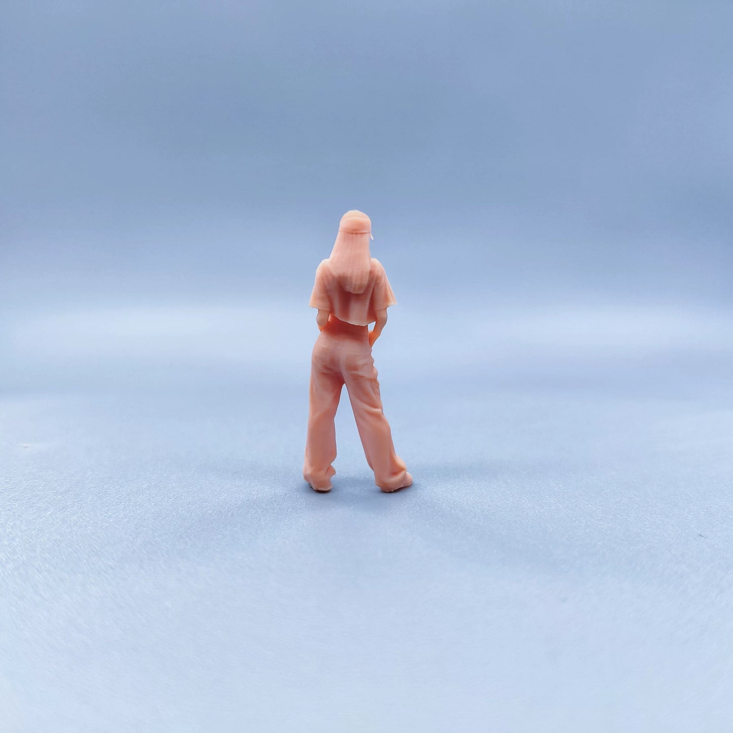 1/64 1/43 Figurines Scale Model Resin Girl with Duckbill Cap and Ripped Pants Uncolored Miniatures Diorama Hand-painted W519