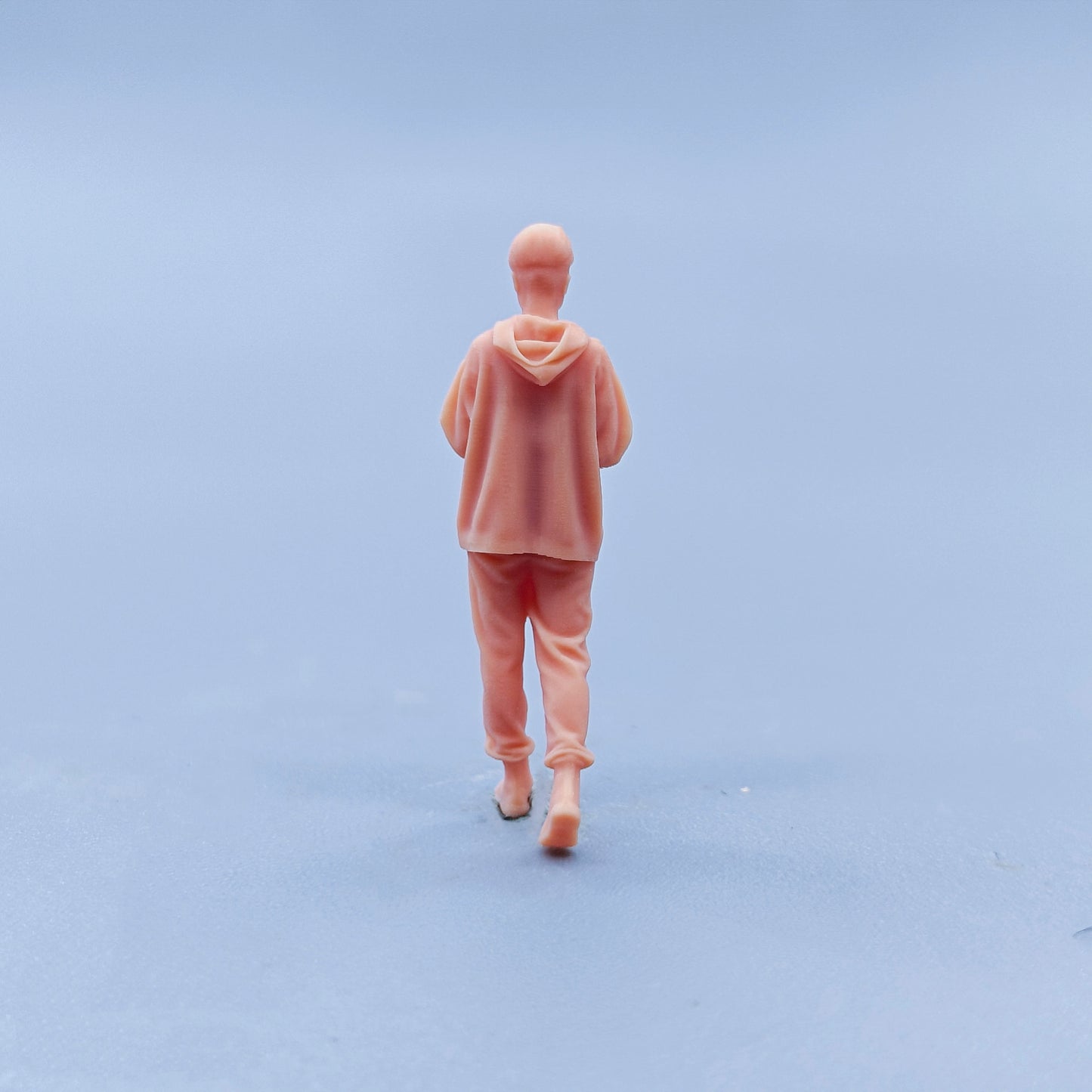 1/64 1/43 Figurines Scale Model Resin Walking Playing with Mobile Phones Female Uncolored Miniatures Diorama Hand-painted D325