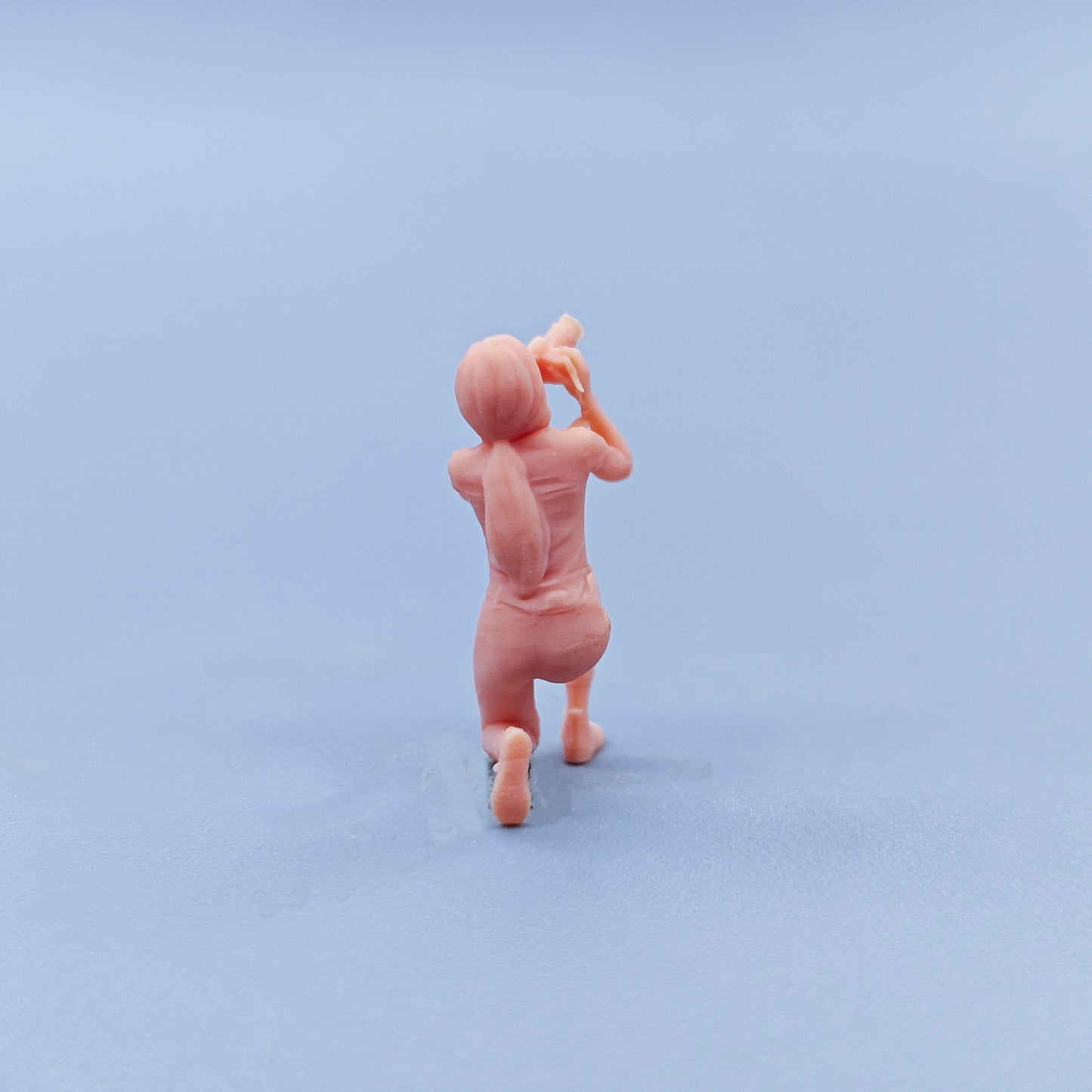 1/64 1/43 Figurines Scale Model Resin Squatting Position Taking Photos Girl Uncolored Miniatures Diorama Hand-painted D403