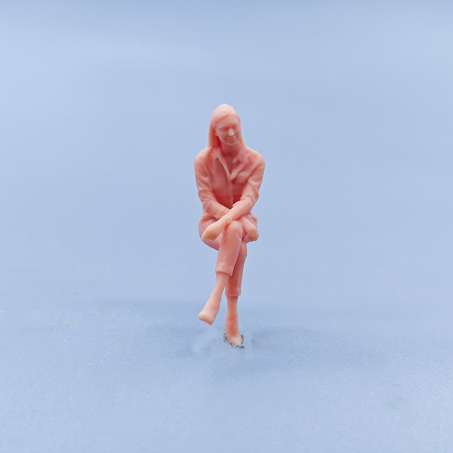 1/64 1/43 Figurines Scale Model Resin Sitting Posture with Crossed Legs Female Uncolored Miniatures Diorama Hand-painted D425