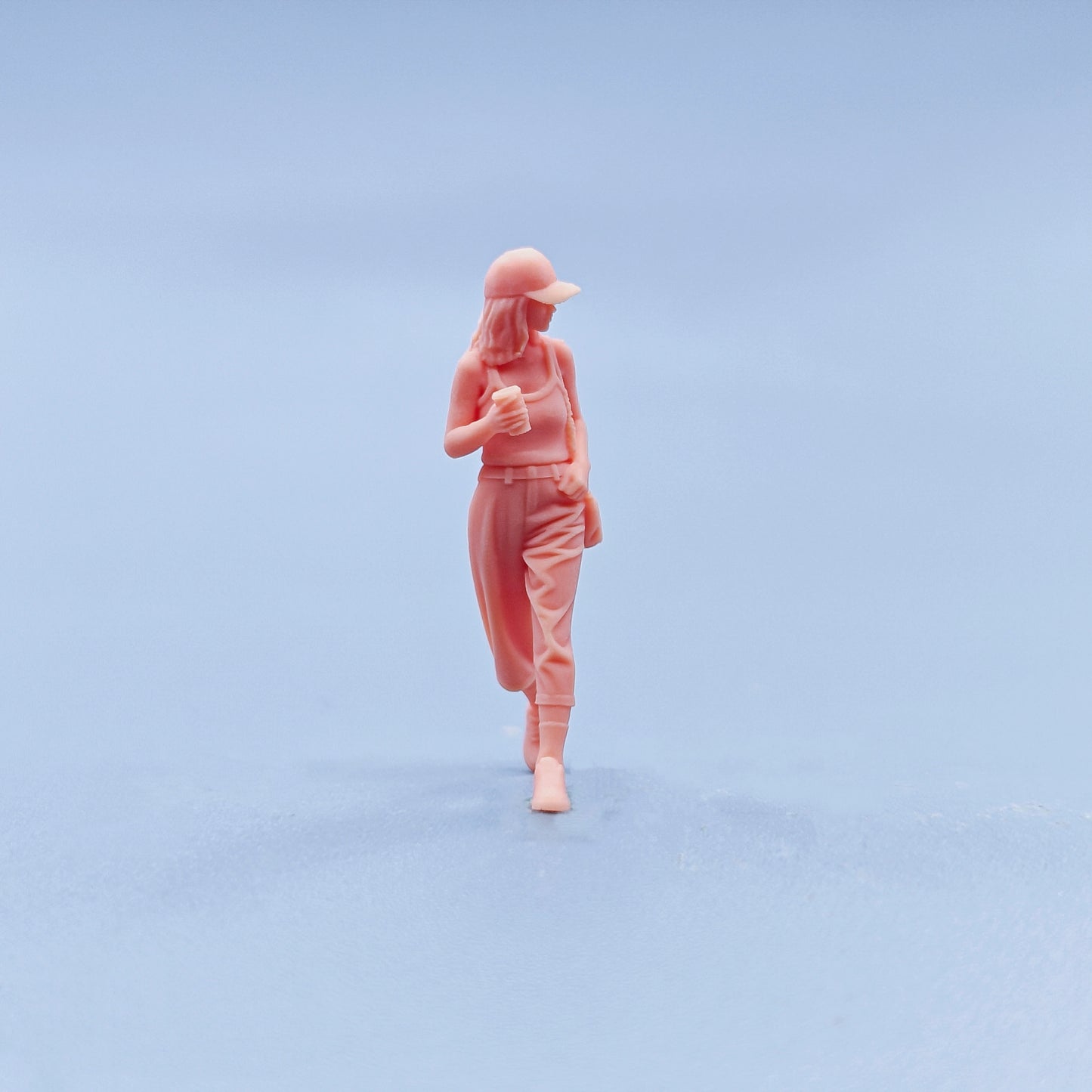 1/64 1/43 Figurines Scale Model Resin Walking Posture Wearing Hat Drinking Coffee Woman Uncolored Miniatures Diorama Hand-painted D702