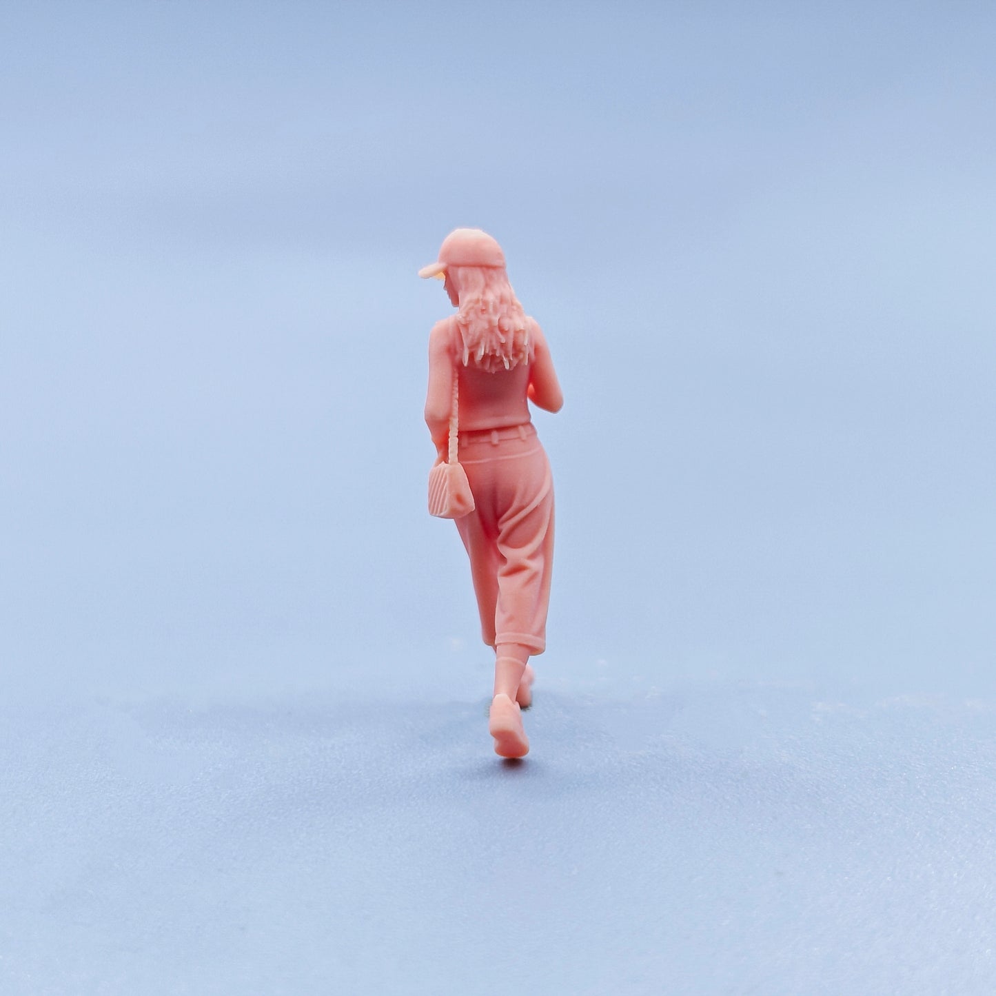 1/64 1/43 Figurines Scale Model Resin Walking Posture Wearing Hat Drinking Coffee Woman Uncolored Miniatures Diorama Hand-painted D702