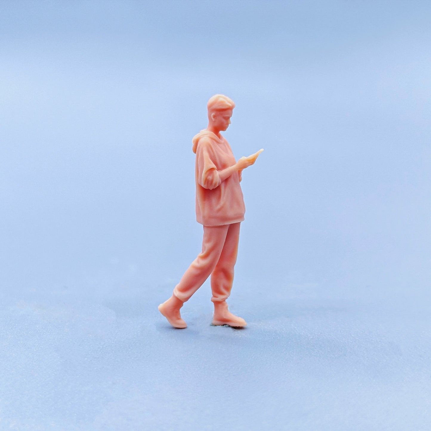 1/64 1/43 Figurines Scale Model Resin Walking Playing with Mobile Phones Female Uncolored Miniatures Diorama Hand-painted D325