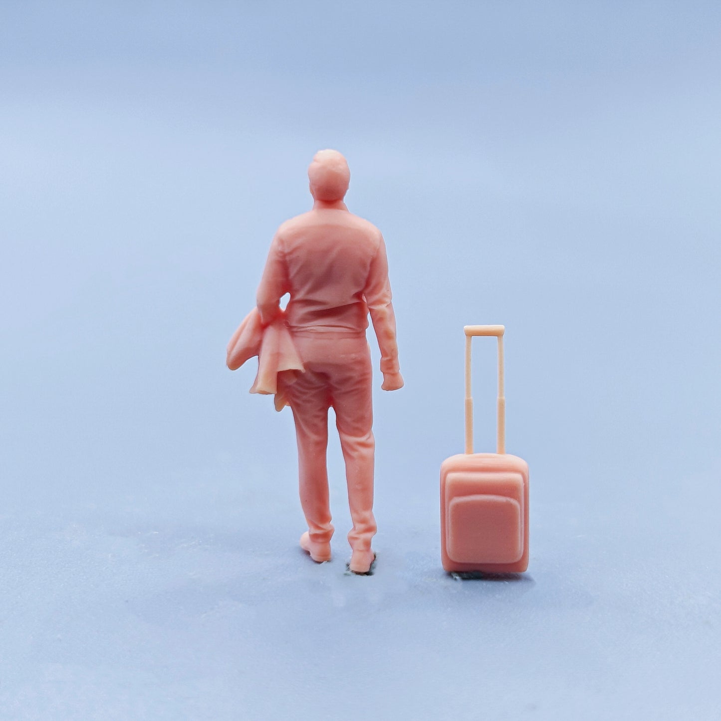 1/64 1/43 Figurines Scale Model Resin Hand Dragging Luggage with Clothes, Male Uncolored Miniatures Diorama Hand-painted D424