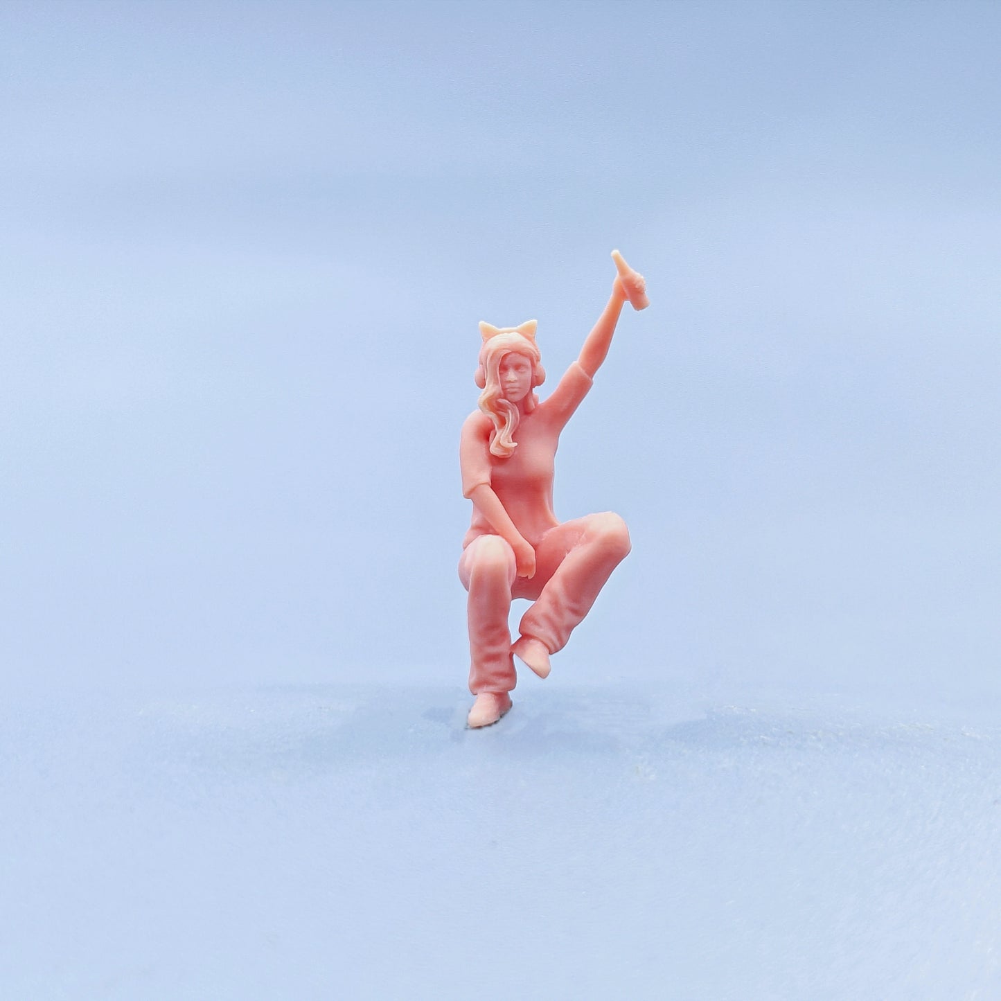 1/64 1/43 Figurines Scale Model Resin Girl Holding  Wine and Wearing Headphones Uncolored Miniatures Diorama Hand-painted D728