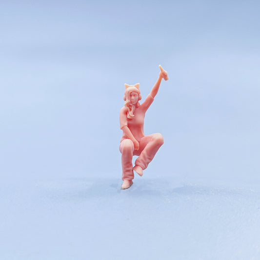 1/64 1/43 Figurines Scale Model Resin Girl Holding  Wine and Wearing Headphones Uncolored Miniatures Diorama Hand-painted D728