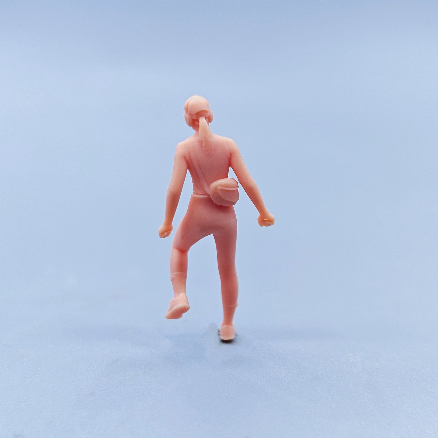 1/64 1/43 Figurines Scale Model Resin Relying on Posture Women Wearing Headphones Uncolored Miniatures Diorama Hand-painted D509