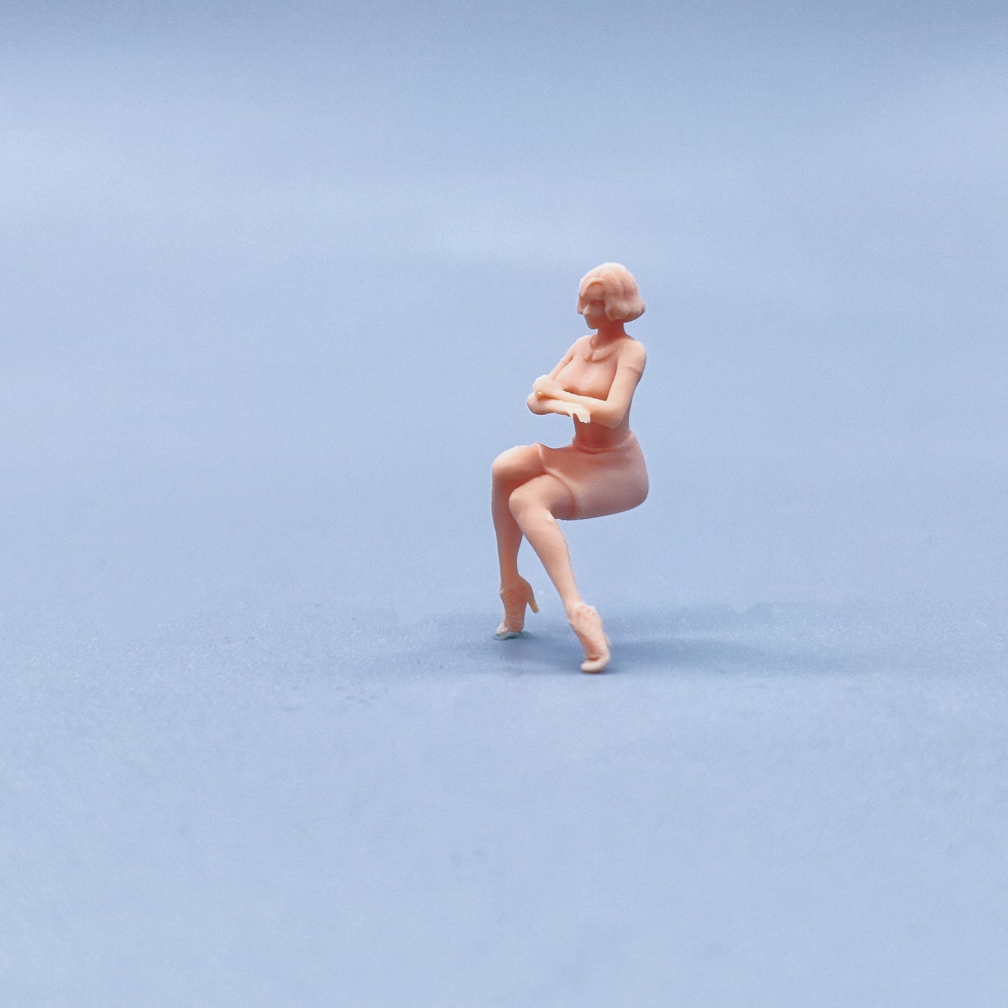 1/64 1/43 Figurines Scale Model Resin Sitting Posture Short Haired Girl Uncolored Miniatures Diorama Hand-painted W429