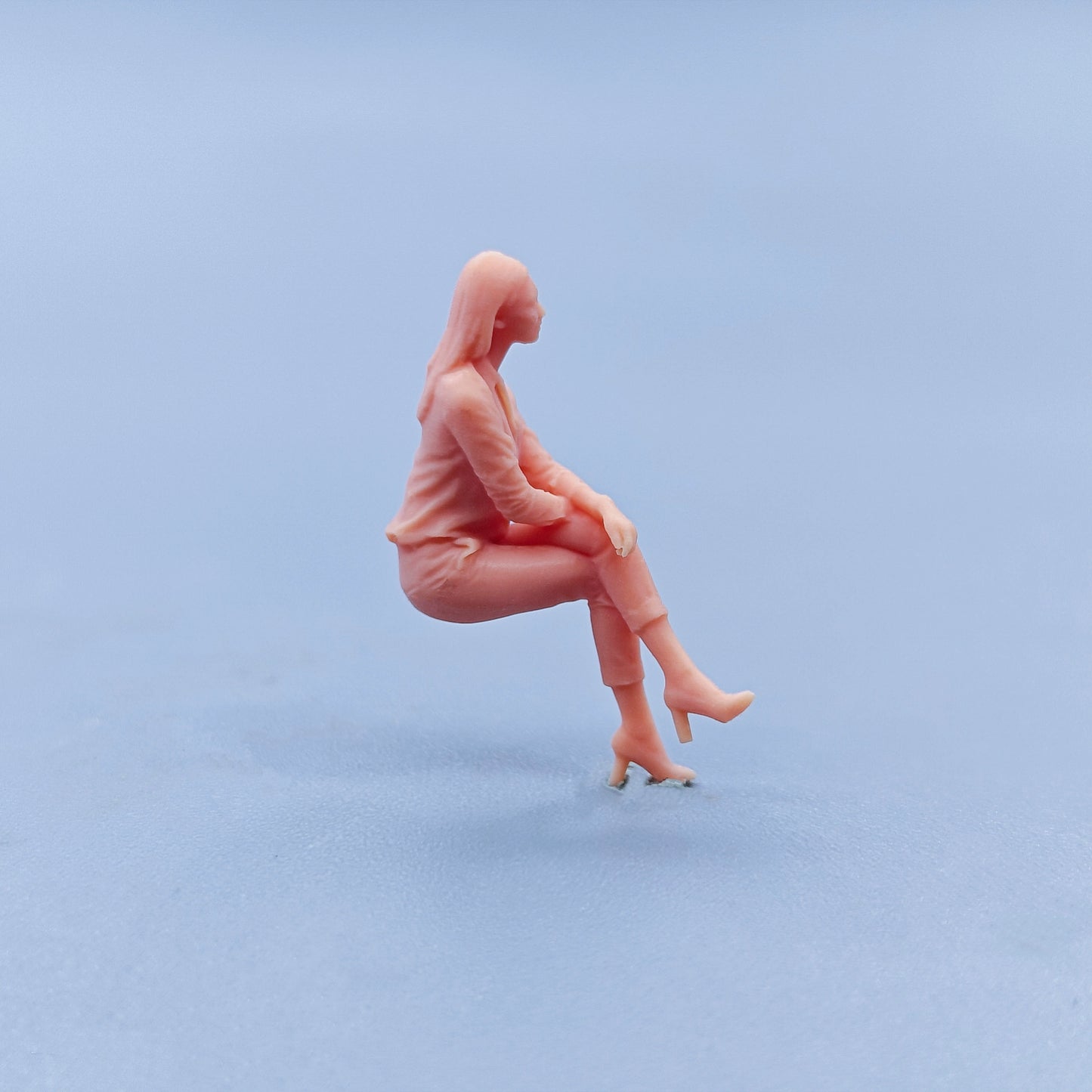 1/64 1/43 Figurines Scale Model Resin Sitting Posture with Crossed Legs Female Uncolored Miniatures Diorama Hand-painted D425