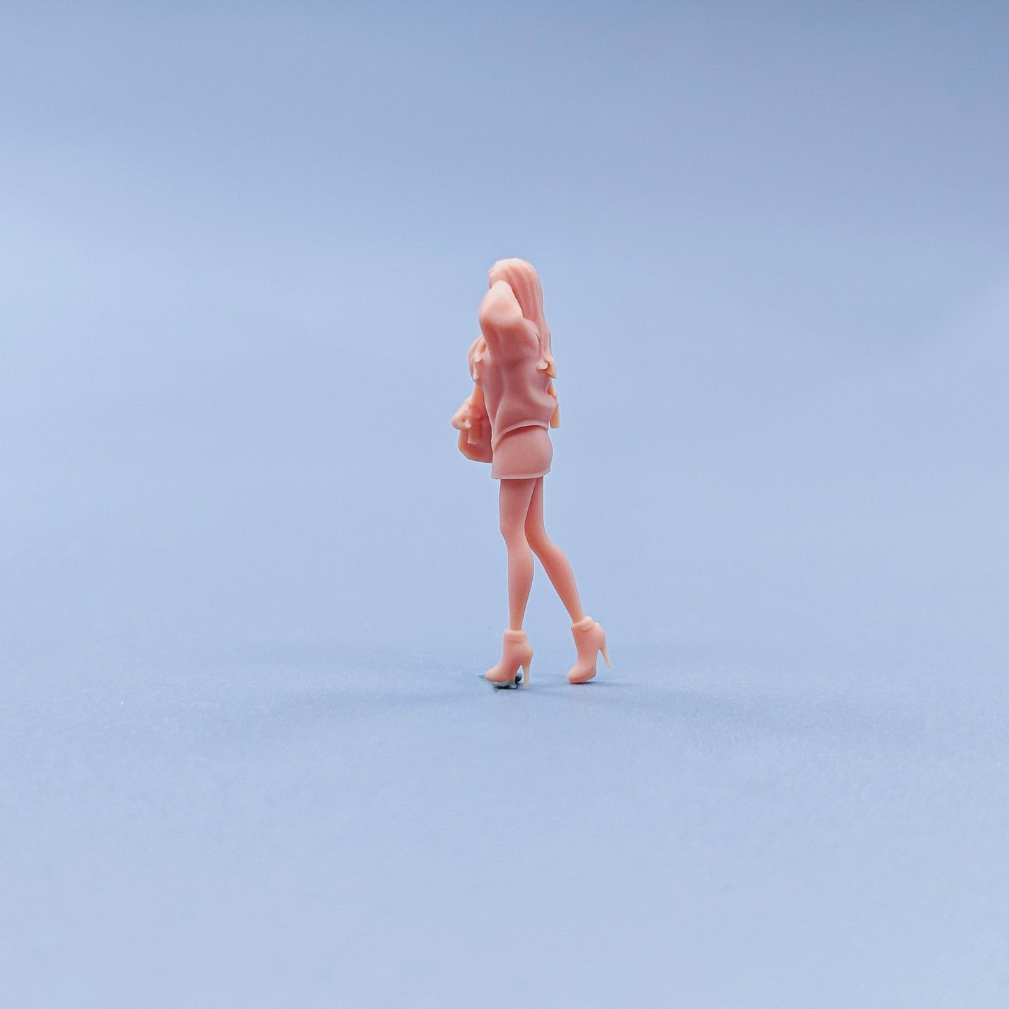 1/64 1/43 Figurines Scale Model Resin Girl with Hair Teasing and Walking Posture Uncolored Miniatures Diorama Hand-painted C525