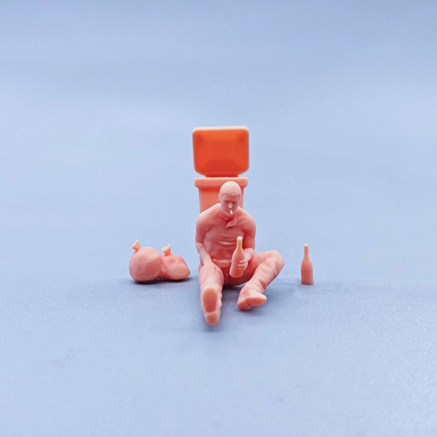 1/64 1/43 Figurines Scale Model Resin Smoking Man Leaning Against The Trash Can Uncolored Miniatures Diorama Hand-painted D820