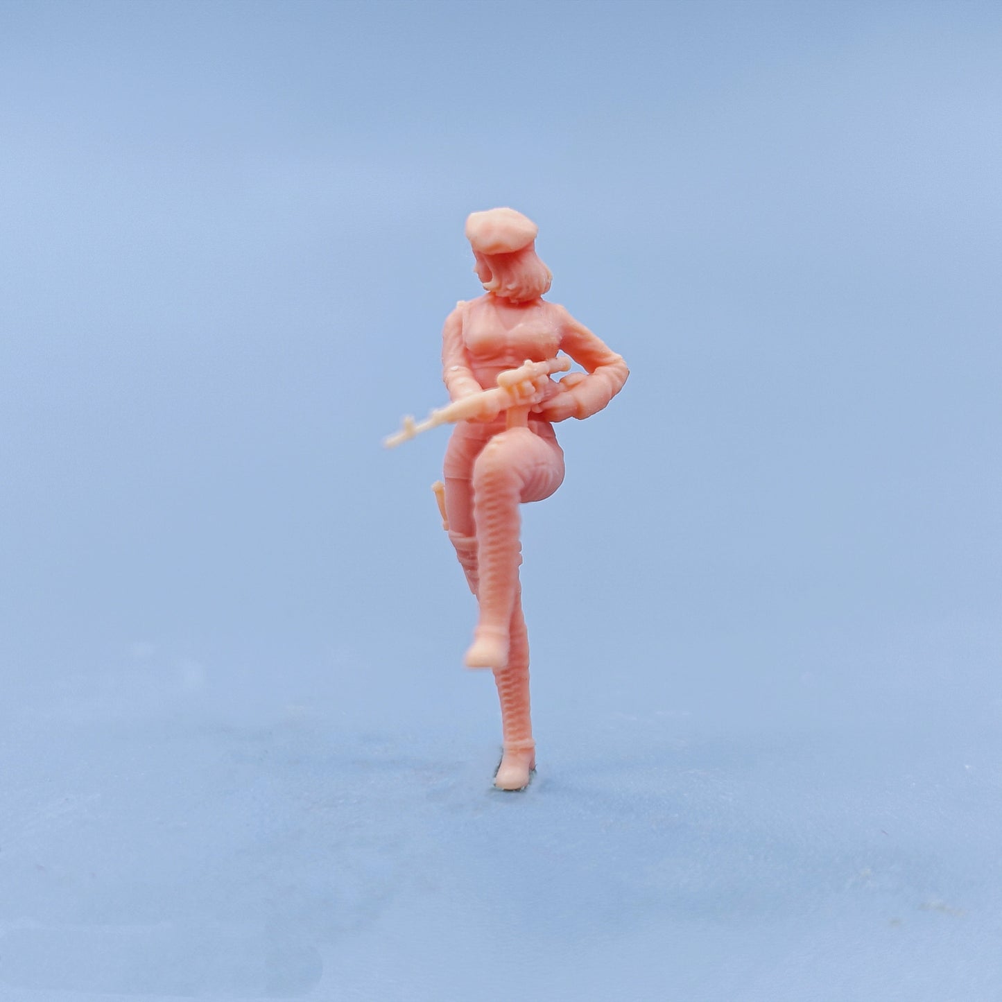 1/64 1/43 Figurines Scale Model Resin Female Soldier with Rifle Uncolored Miniatures Diorama Hand-painted D503