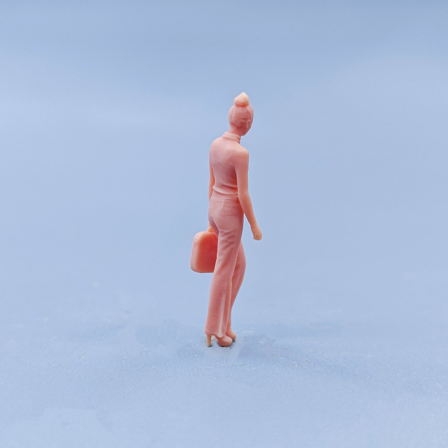 1/64 1/43 Figurines Scale Model Resin Walking Posture Carrying Bags Meatball Headed Woman Uncolored Miniatures Diorama Hand-painted D429