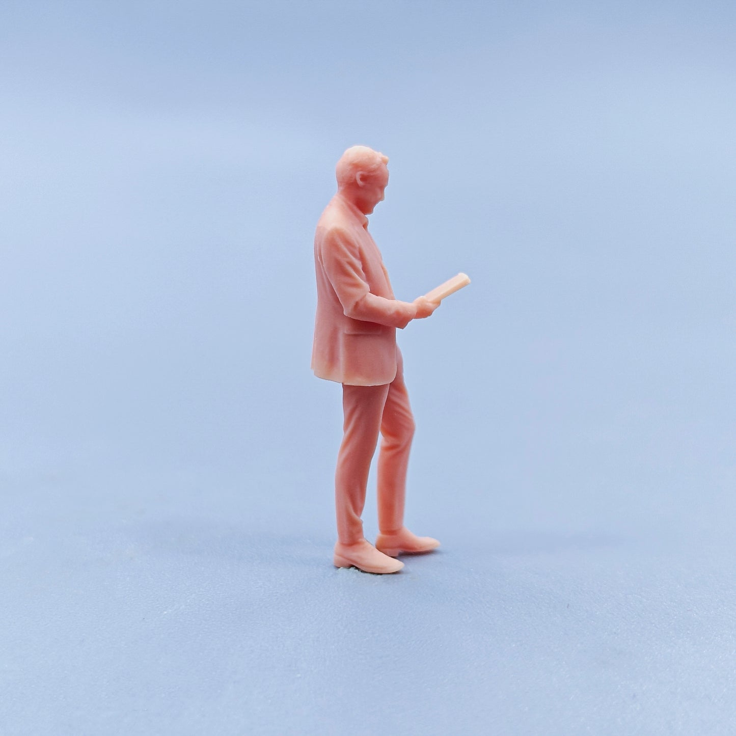 1/64 1/43 Figurines Scale Model Resin Looking Down At The CEO of The Tablet Uncolored Miniatures Diorama Hand-painted D420