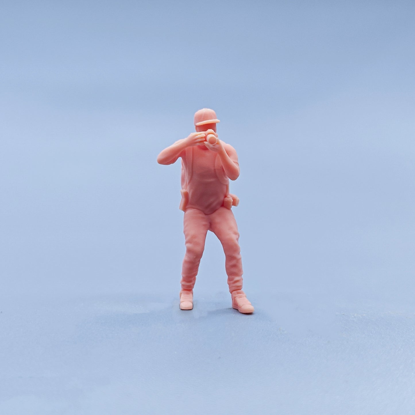 1/64 1/43 Figurines Scale Model Resin Backpack Photography Male Uncolored Miniatures Diorama Hand-painted D729