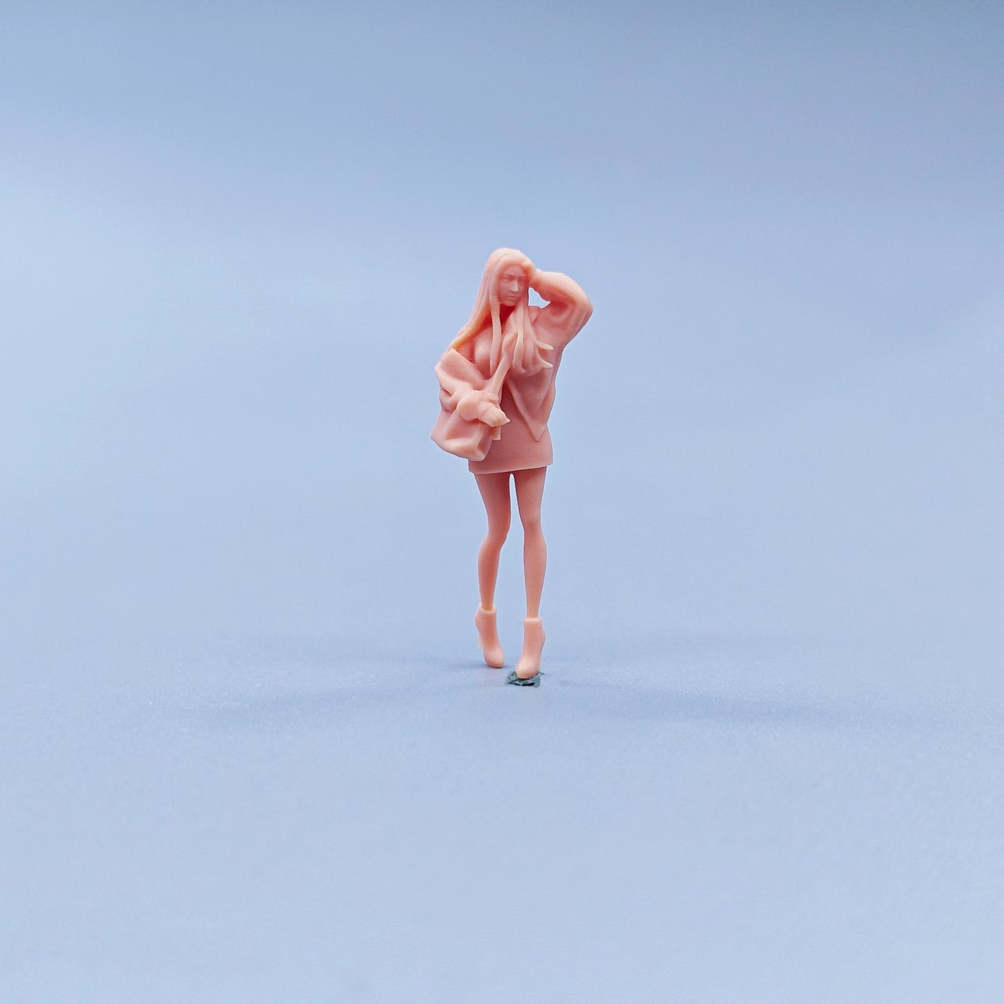 1/64 1/43 Figurines Scale Model Resin Girl with Hair Teasing and Walking Posture Uncolored Miniatures Diorama Hand-painted C525