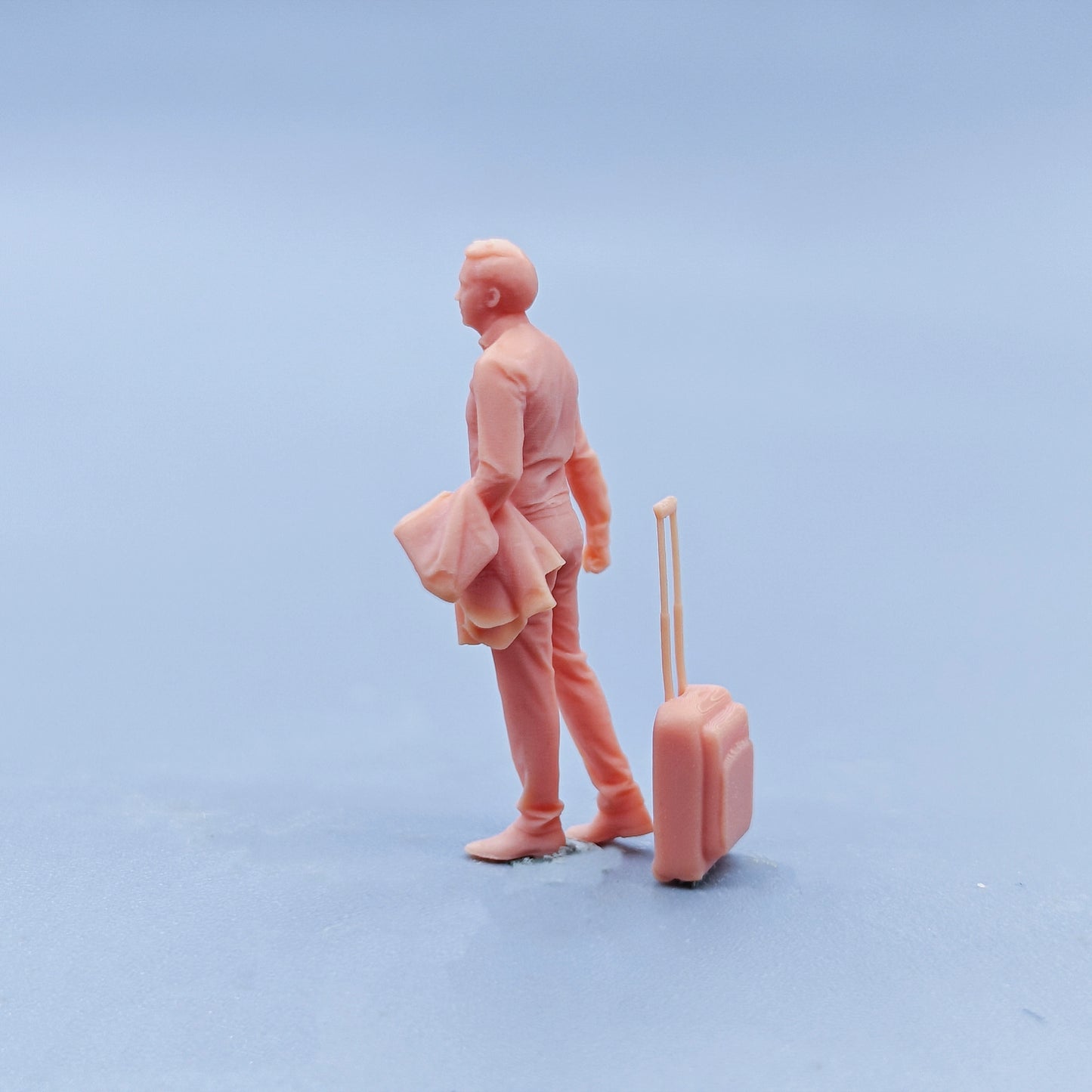 1/64 1/43 Figurines Scale Model Resin Hand Dragging Luggage with Clothes, Male Uncolored Miniatures Diorama Hand-painted D424