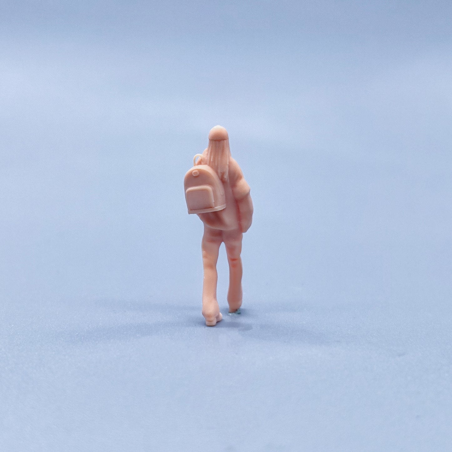 1/64 1/43 Figurines Scale Model Resin Girl Wearing A Hat Long Hair and A Small Backpack Uncolored Miniatures Diorama Hand-painted W430