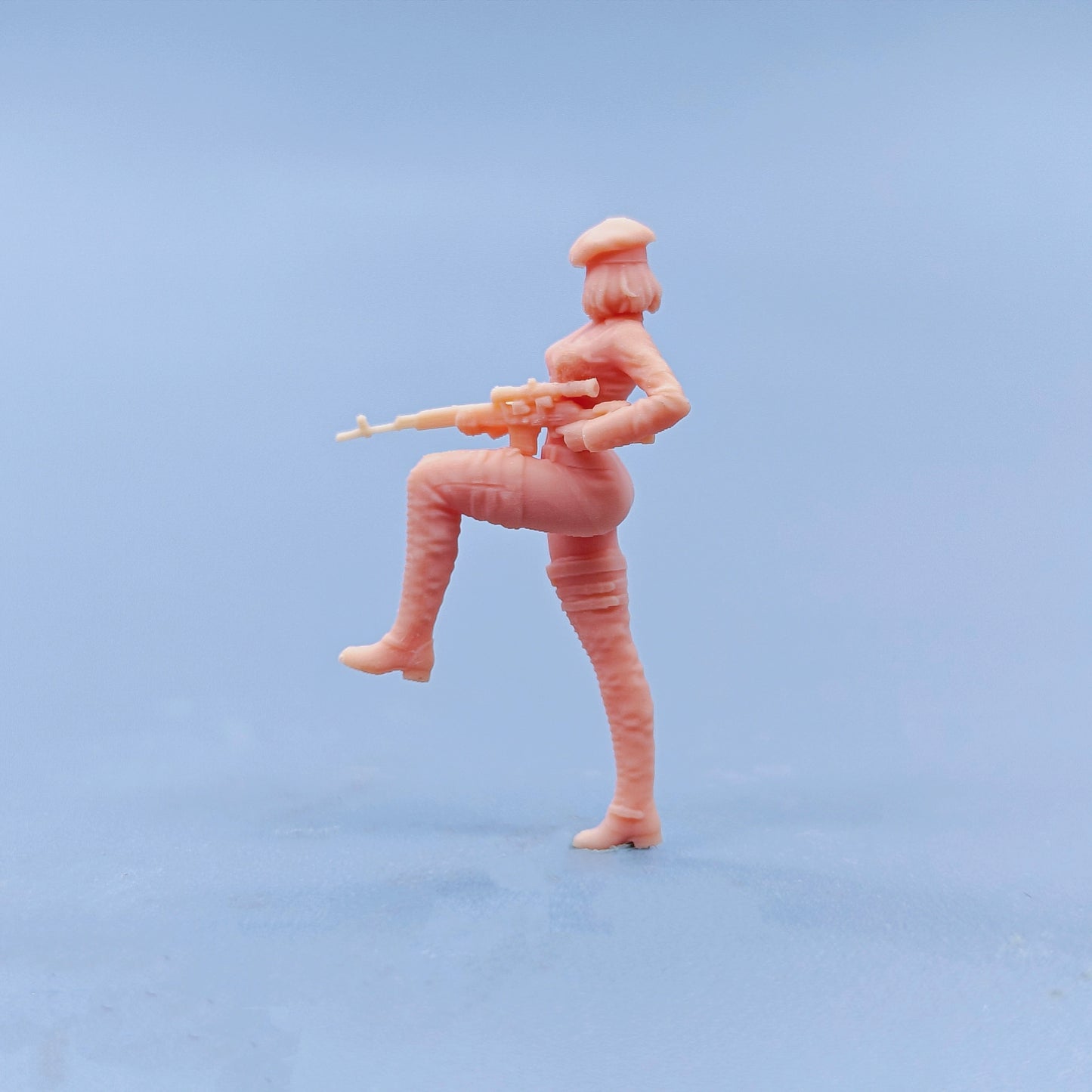 1/64 1/43 Figurines Scale Model Resin Female Soldier with Rifle Uncolored Miniatures Diorama Hand-painted D503