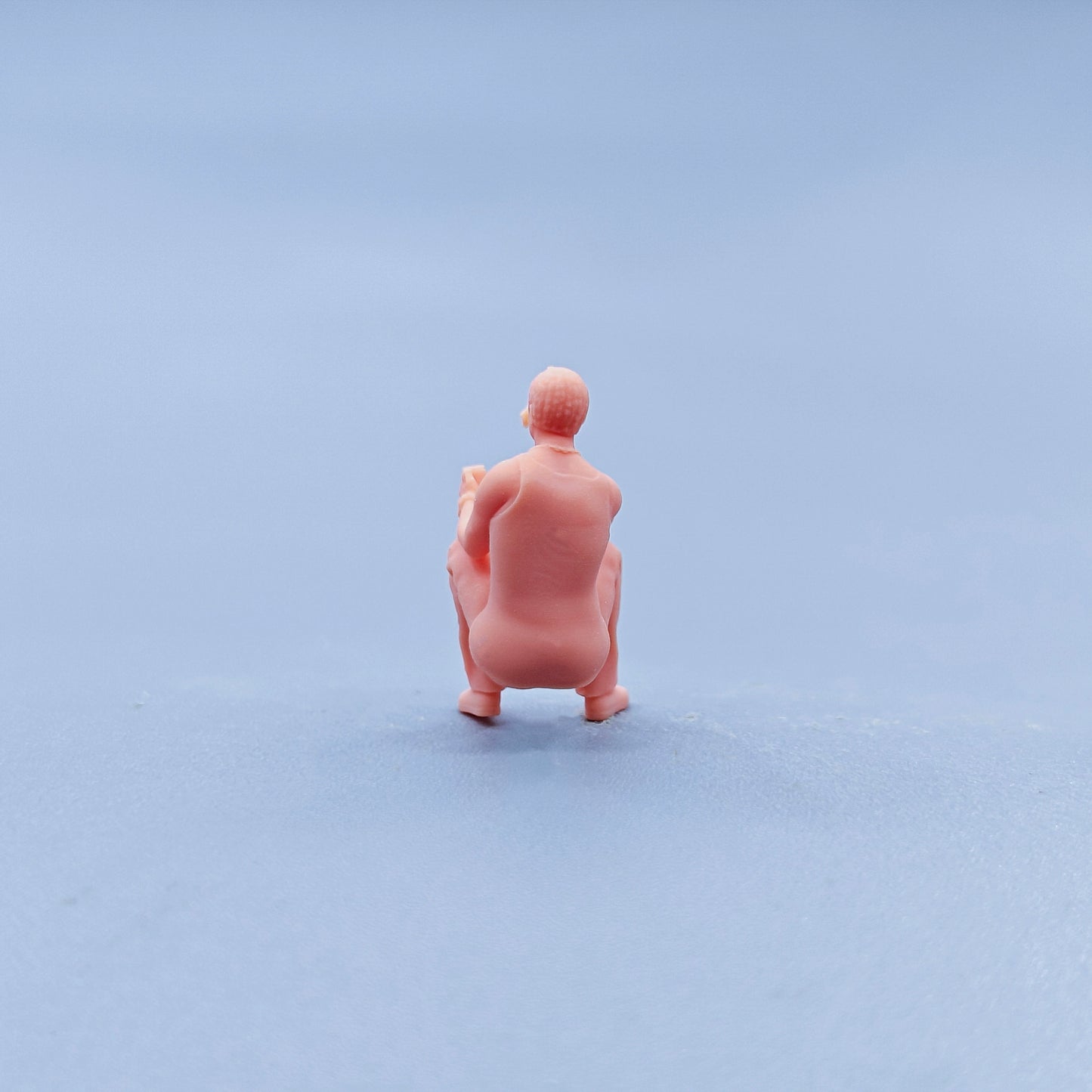 1/64 1/43 Figurines Scale Model Resin Squatting Smoking Drinking Man Uncolored Miniatures Diorama Hand-painted D822