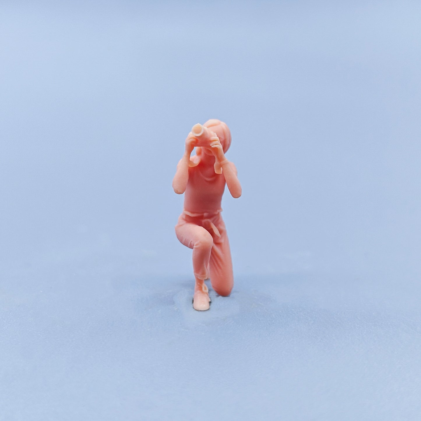 1/64 1/43 Figurines Scale Model Resin Squatting Position Taking Photos Girl Uncolored Miniatures Diorama Hand-painted D403