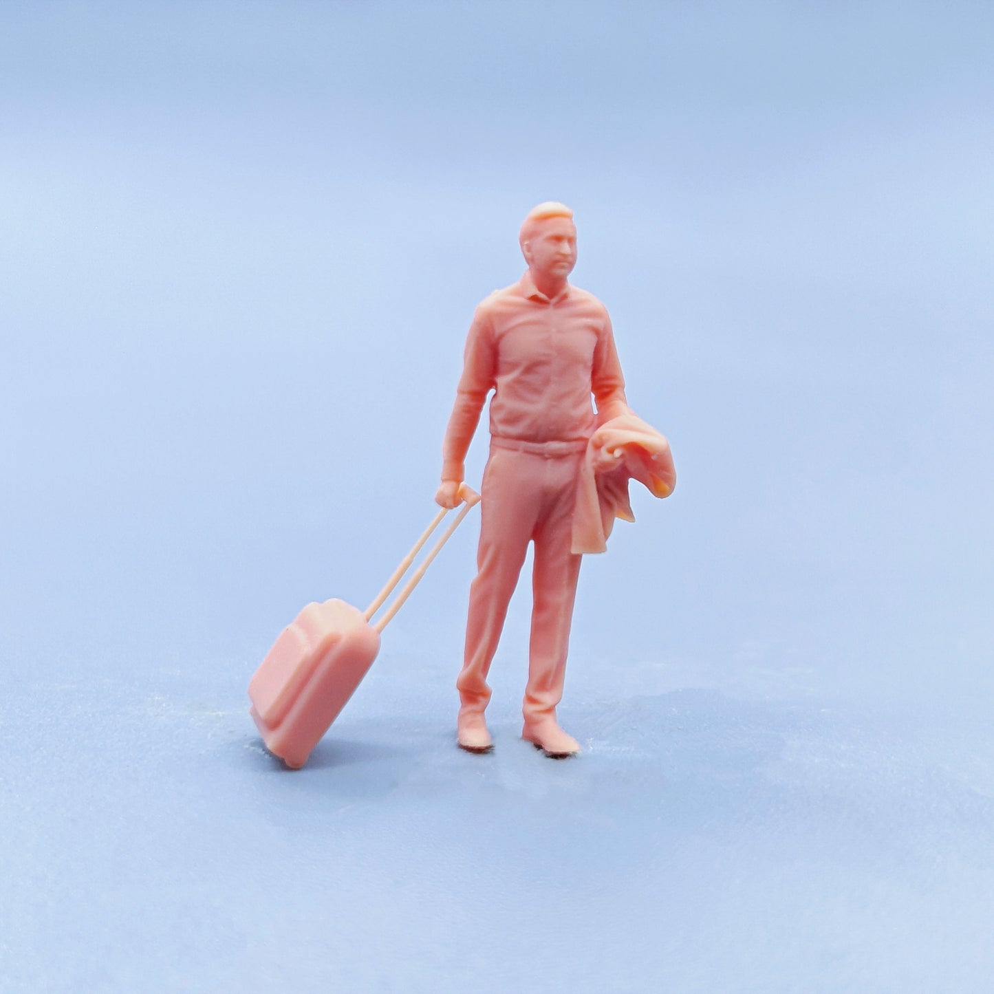 1/64 1/43 Figurines Scale Model Resin Hand Dragging Luggage with Clothes, Male Uncolored Miniatures Diorama Hand-painted D424