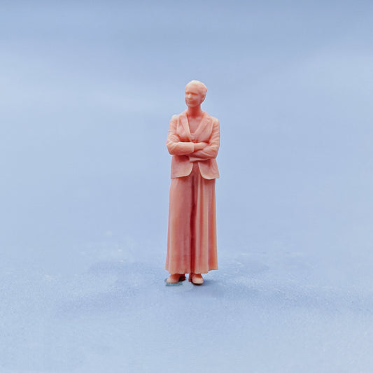 1/64 1/43 Figurines Scale Model Resin A Girl with Her Hands on Her Chest Uncolored Miniatures Diorama Hand-painted D136