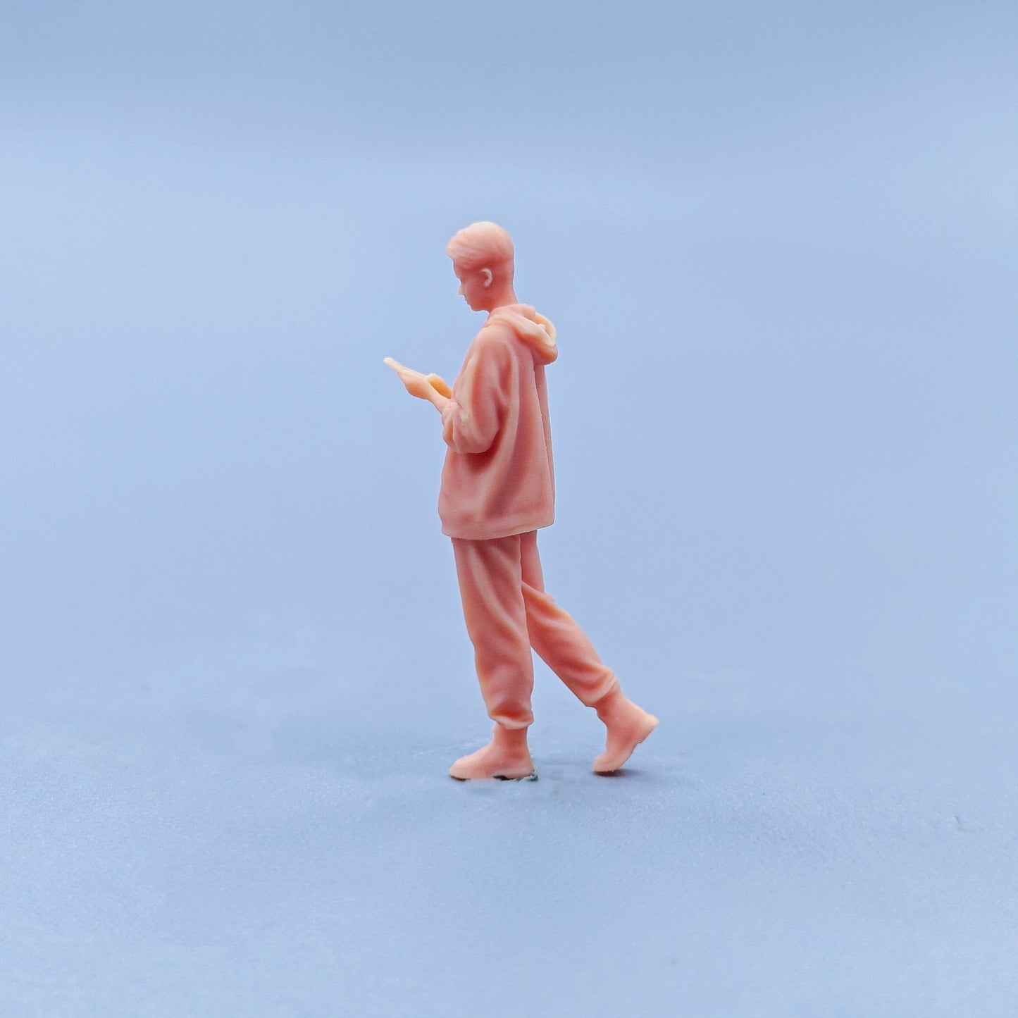 1/64 1/43 Figurines Scale Model Resin Walking Playing with Mobile Phones Female Uncolored Miniatures Diorama Hand-painted D325
