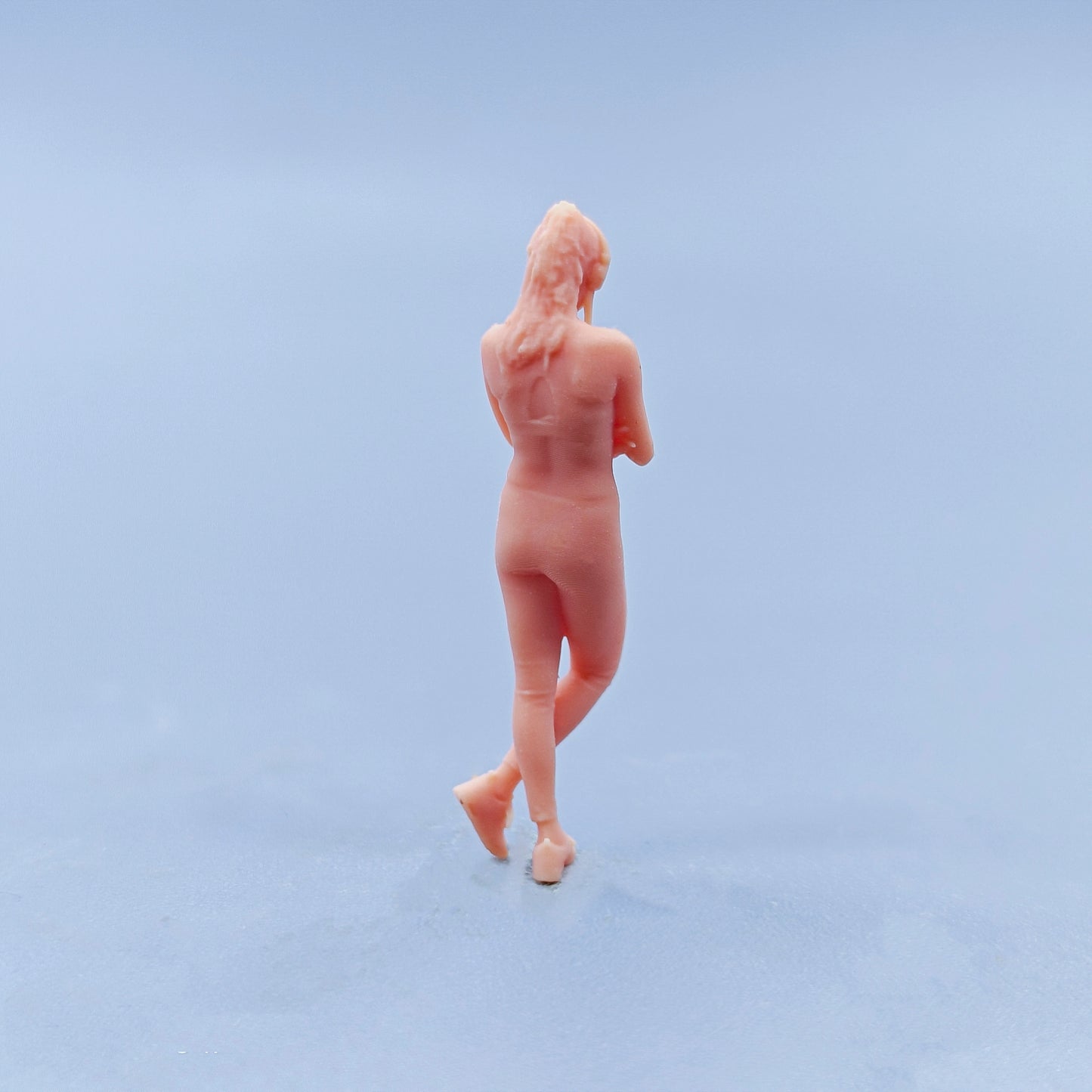 1/64 1/43 Figurines Scale Model Resin Listening To Music with Headphones for Women Uncolored Miniatures Diorama Hand-painted D502