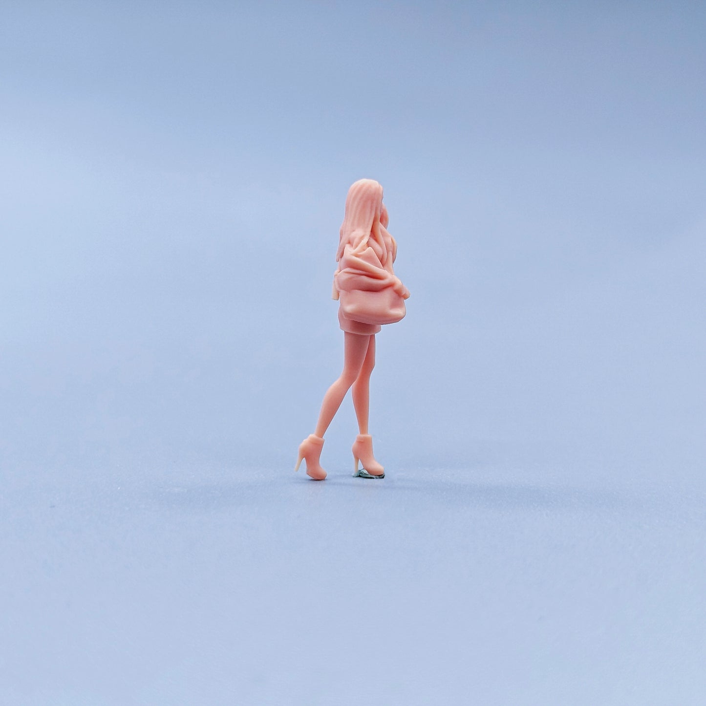 1/64 1/43 Figurines Scale Model Resin Girl with Hair Teasing and Walking Posture Uncolored Miniatures Diorama Hand-painted C525