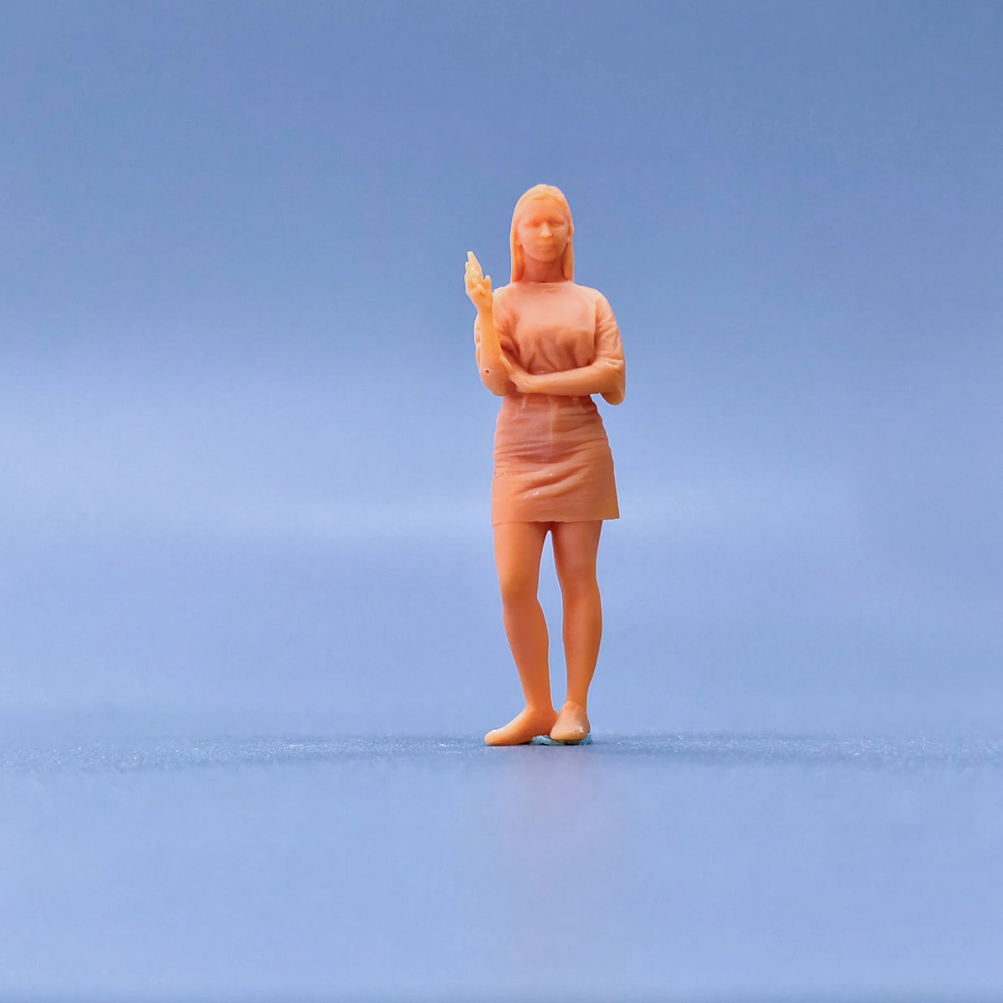 1/64 1/43 Figurines Scale Model Resin A Girl Standing with A Phone In Hand Uncolored Miniatures Diorama Hand-painted L113