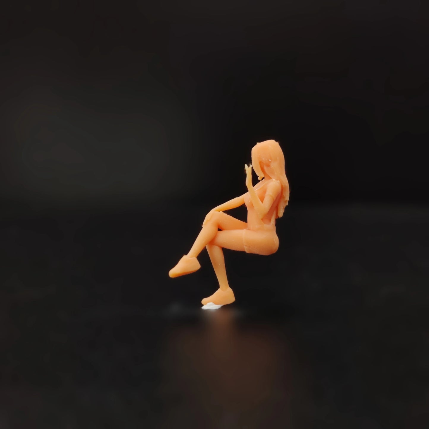 1/64 1/43 Figurines Scale Model Resin A Girl Sitting and Greeting Uncolored Miniatures Diorama Hand-painted T806