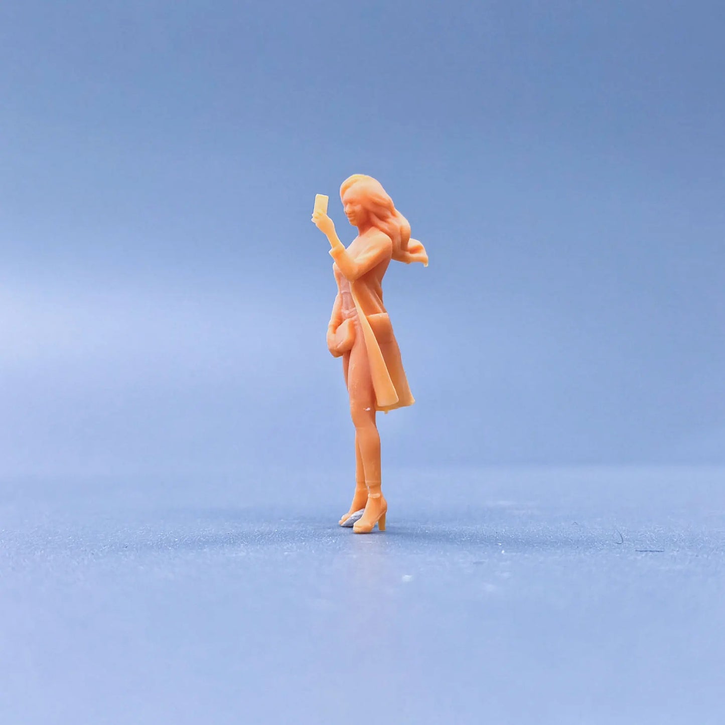 1/64 1/43 Scale Model Resin Woman In Video CallUncolored Miniature Diorama Hand-painted S123