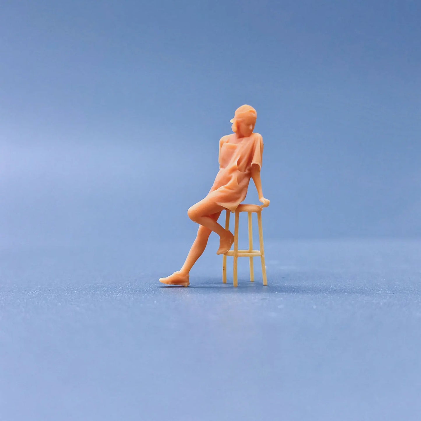 1/64 1/43 Scale Model Resin The Girl Leaning Against The Chair Uncolored Miniature Diorama Hand-painted S121