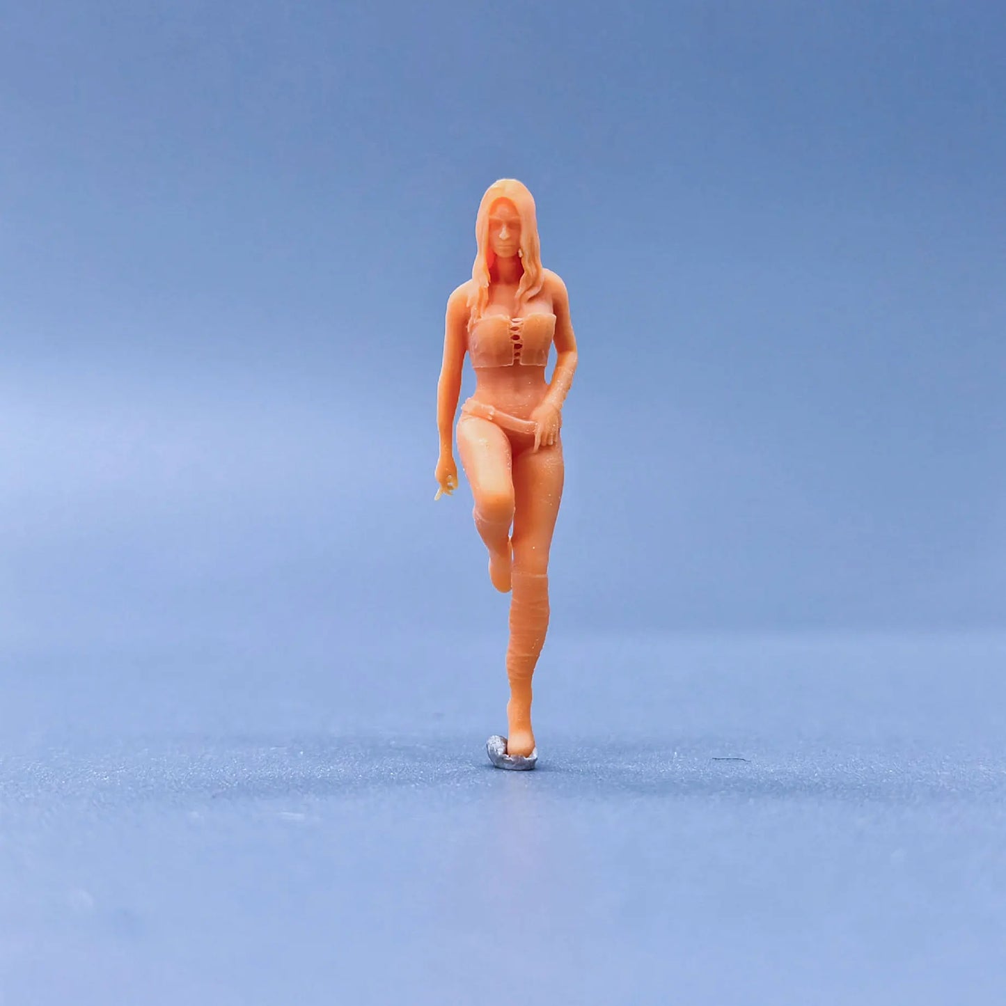 1/64 1/43 Scale Model ResinI'm A Girl with Long Hair and Cigarettes Uncolored Miniature Diorama Hand-painted S019