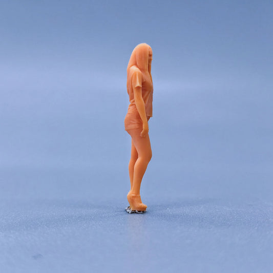 1/64 1/43 Figurines Scale Model Resin Girl Wearing Short Jeans with Long Hair Uncolored Miniatures Diorama Hand-painted  L215