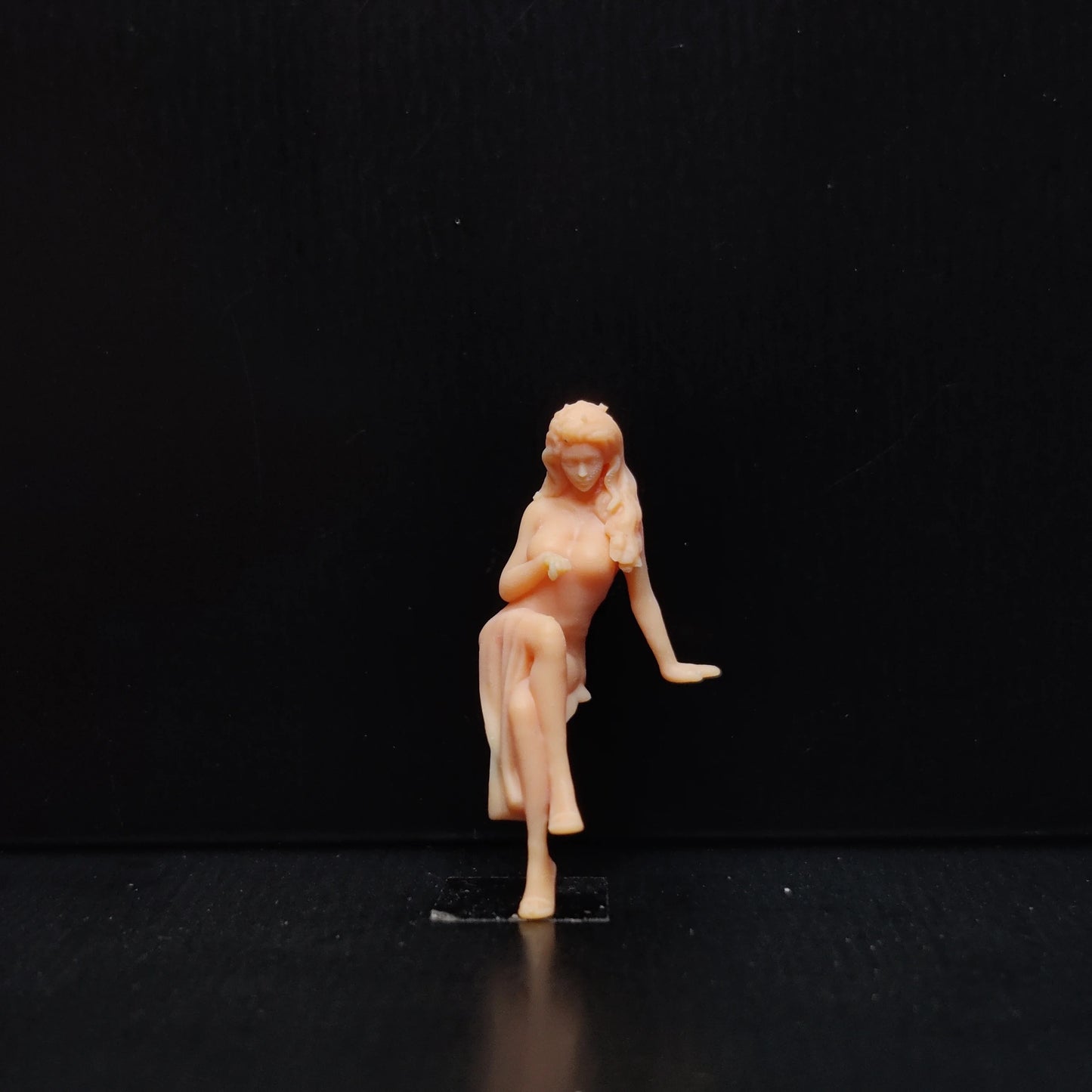 1/64 1/43 Scale Model ResinFemale with Sitting Posture and Textured FeetUncolored Miniature Diorama Hand-painted T524