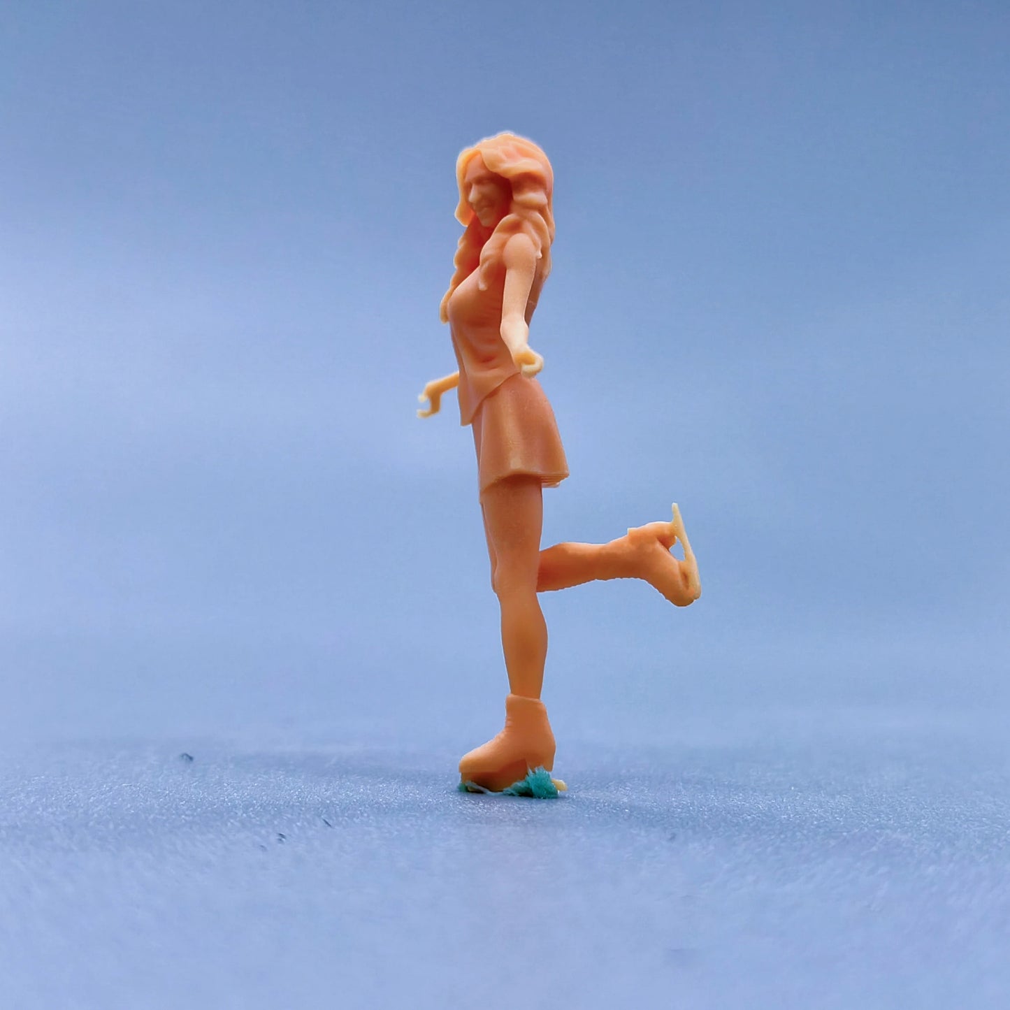 1/64 1/43 Figurines Scale Model Resin A Woman Wearing Ice Skates Uncolored Miniatures Diorama Hand-painted L226
