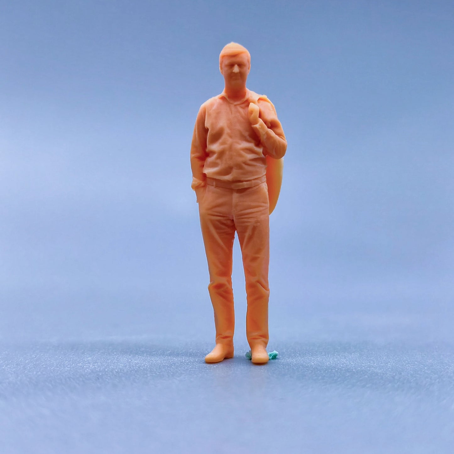 1/64 1/43 Figurines Scale Model Resin A Man with A Coat on His Shoulder Uncolored Miniatures Diorama Hand-painted  L235