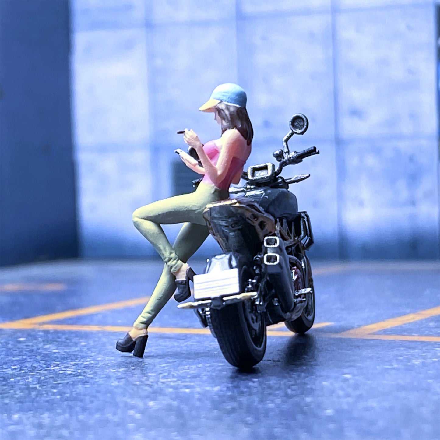 EHC Model 1/64 Scale Mini Figures Diorama Moto Indian FTR 1200S & Reclining Cap Gril Collection Miniatures