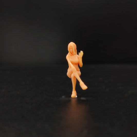 1/64 1/43 Figurines Scale Model Resin A Girl Sitting and Greeting Uncolored Miniatures Diorama Hand-painted T806