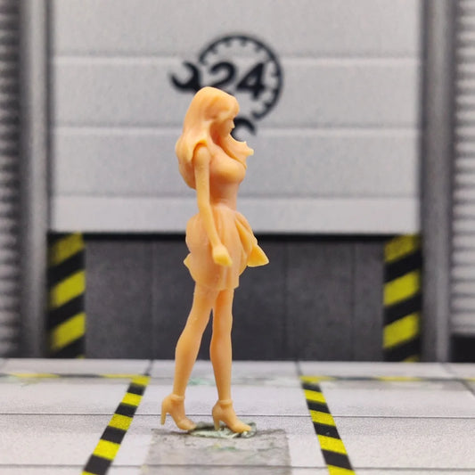 1/64 1/43 Scale Model Resin A Tall Girl with Long Hair Walking In The WindUncolored Miniature Diorama Hand-painted T211