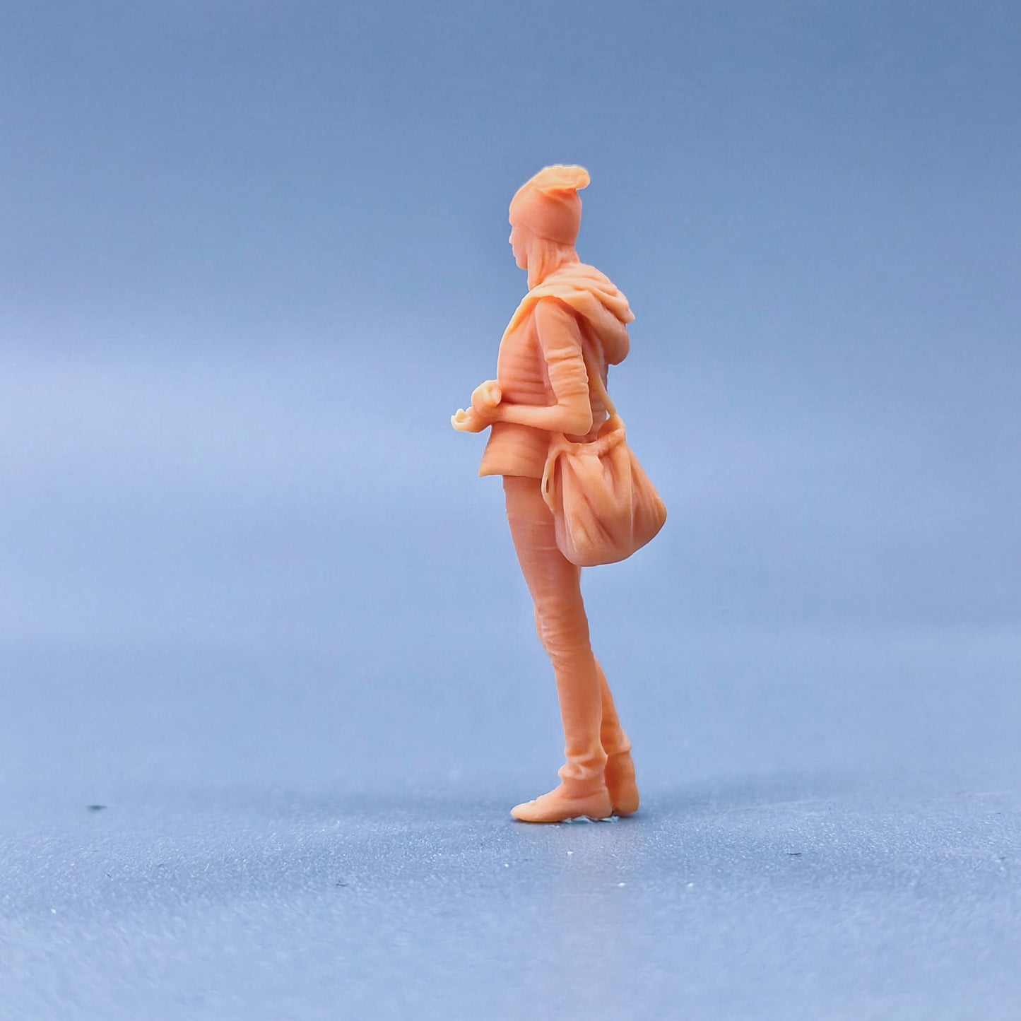 1/64 1/43 Figurines Scale Model Resin A woman carrying a bag on her back Uncolored Miniatures Diorama Hand-painted  L311